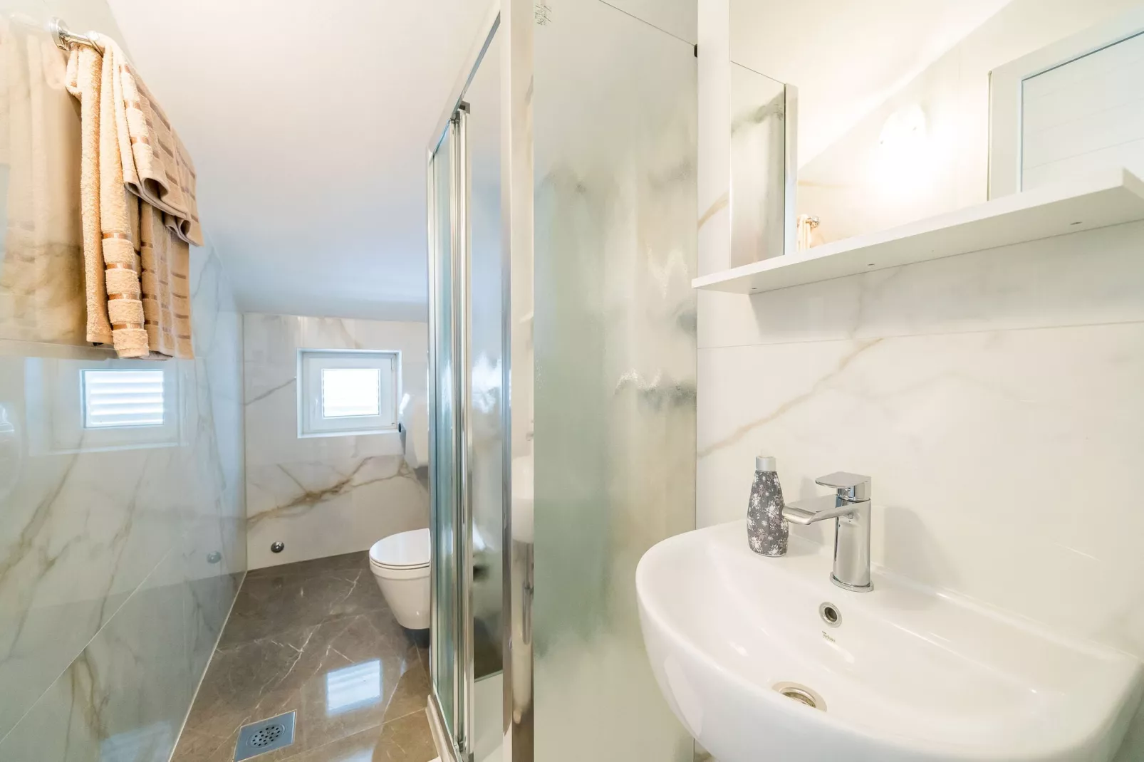 Apartments & Rooms Barišić - Double Room with Balcony and Garden View(Second Floor)-Soba 1-Badkamer