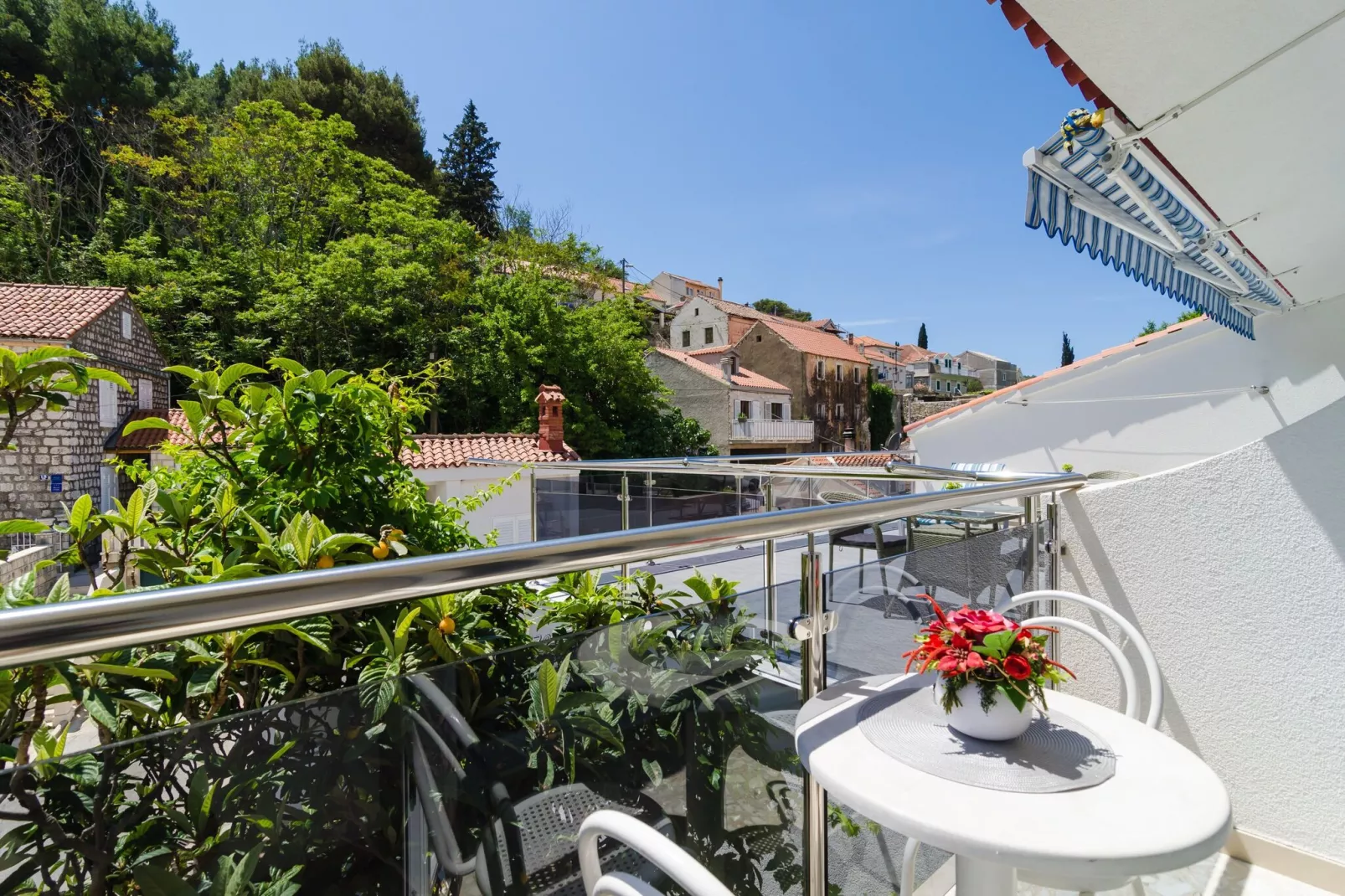 Apartments & Rooms Barišić - Double Room with Balcony and Garden View(Second Floor)-Soba 1-Tuinen zomer