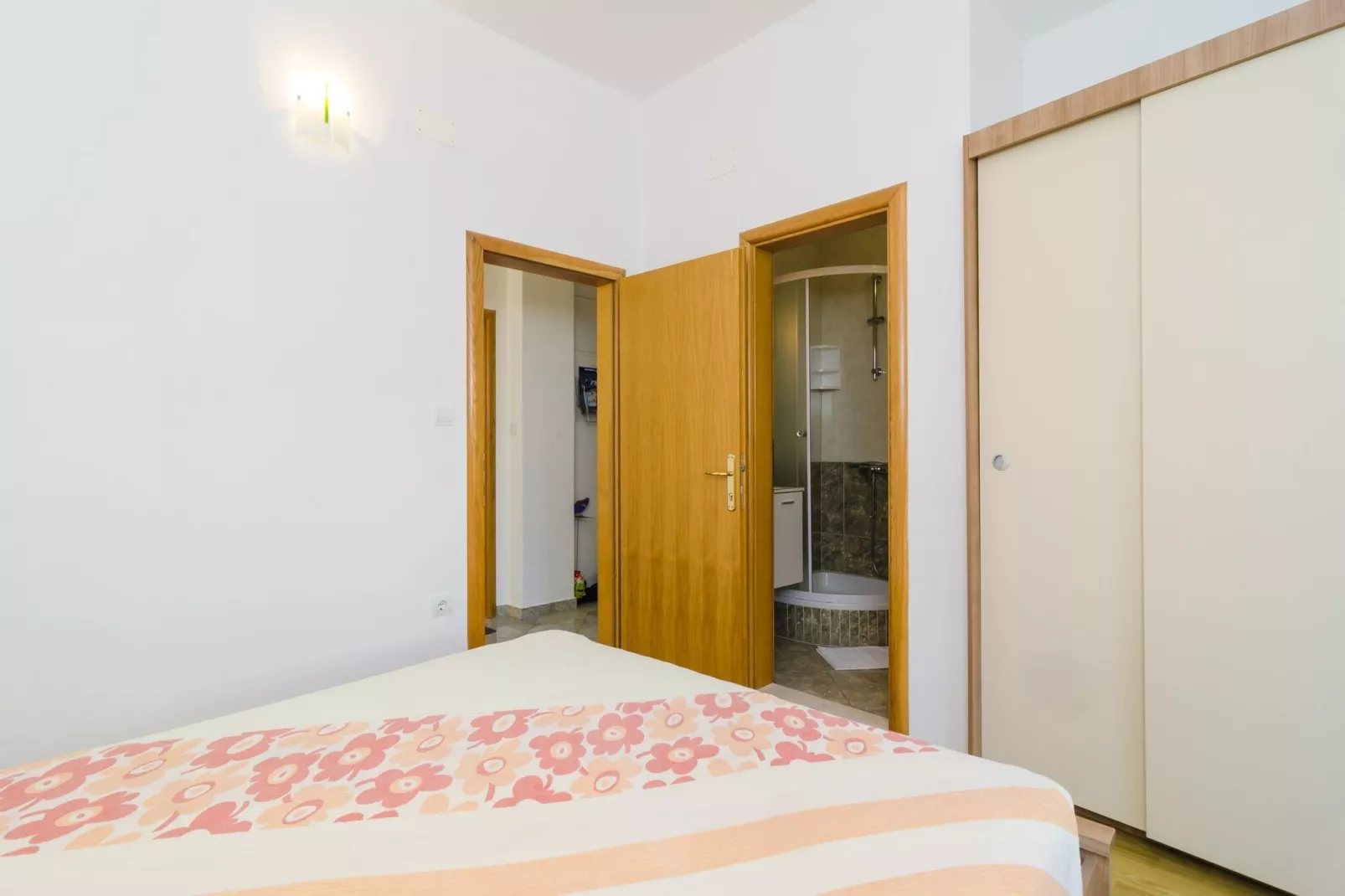 Apartments & Rooms Barišić - Double Room with Balcony and City View(First Floor)(Soba 11)-Slaapkamer