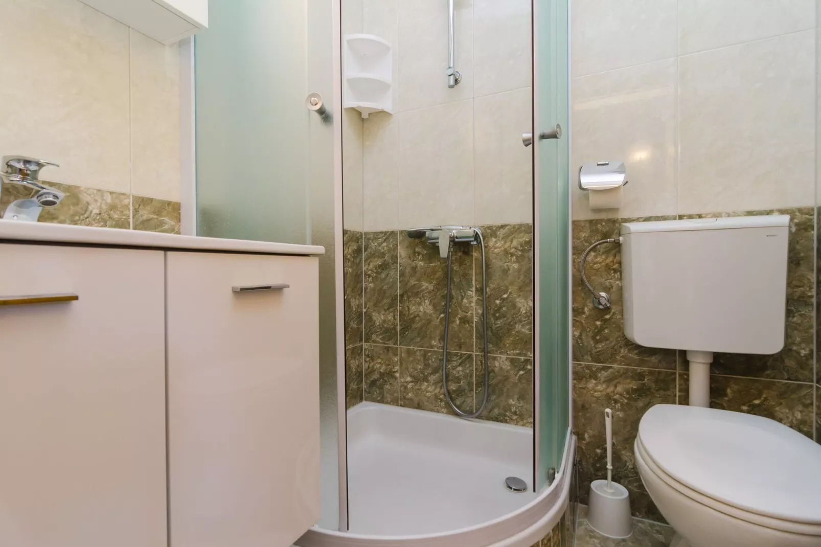 Apartments & Rooms Barišić - Double Room with Balcony and City View(First Floor)(Soba 11)-Badkamer