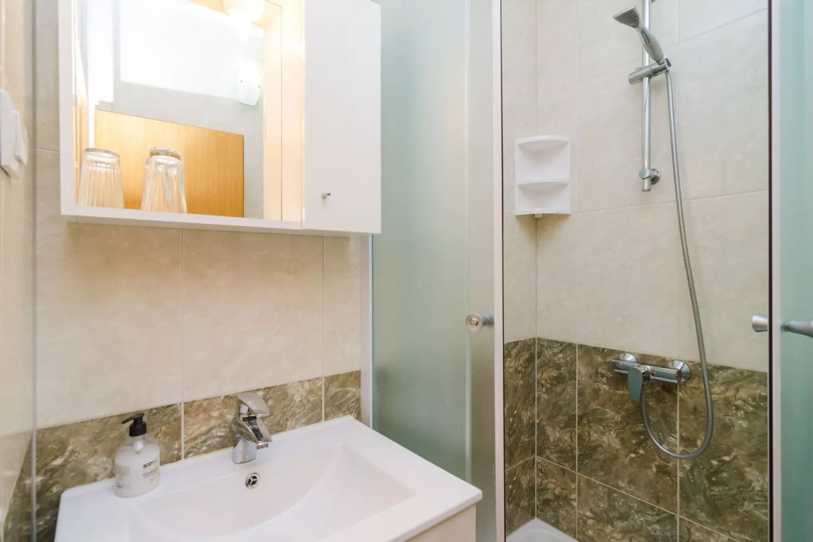 Apartments & Rooms Barišić - Double Room with Balcony and City View(First Floor)(Soba 11)-Badkamer