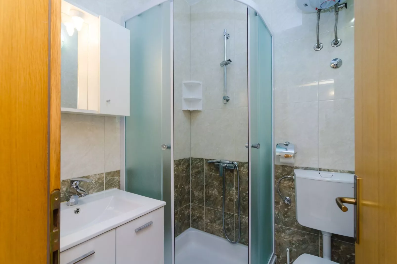Apartments & Rooms Barišić - Double Room with Balcony and City View(First Floor)(Soba 11)-Badkamer