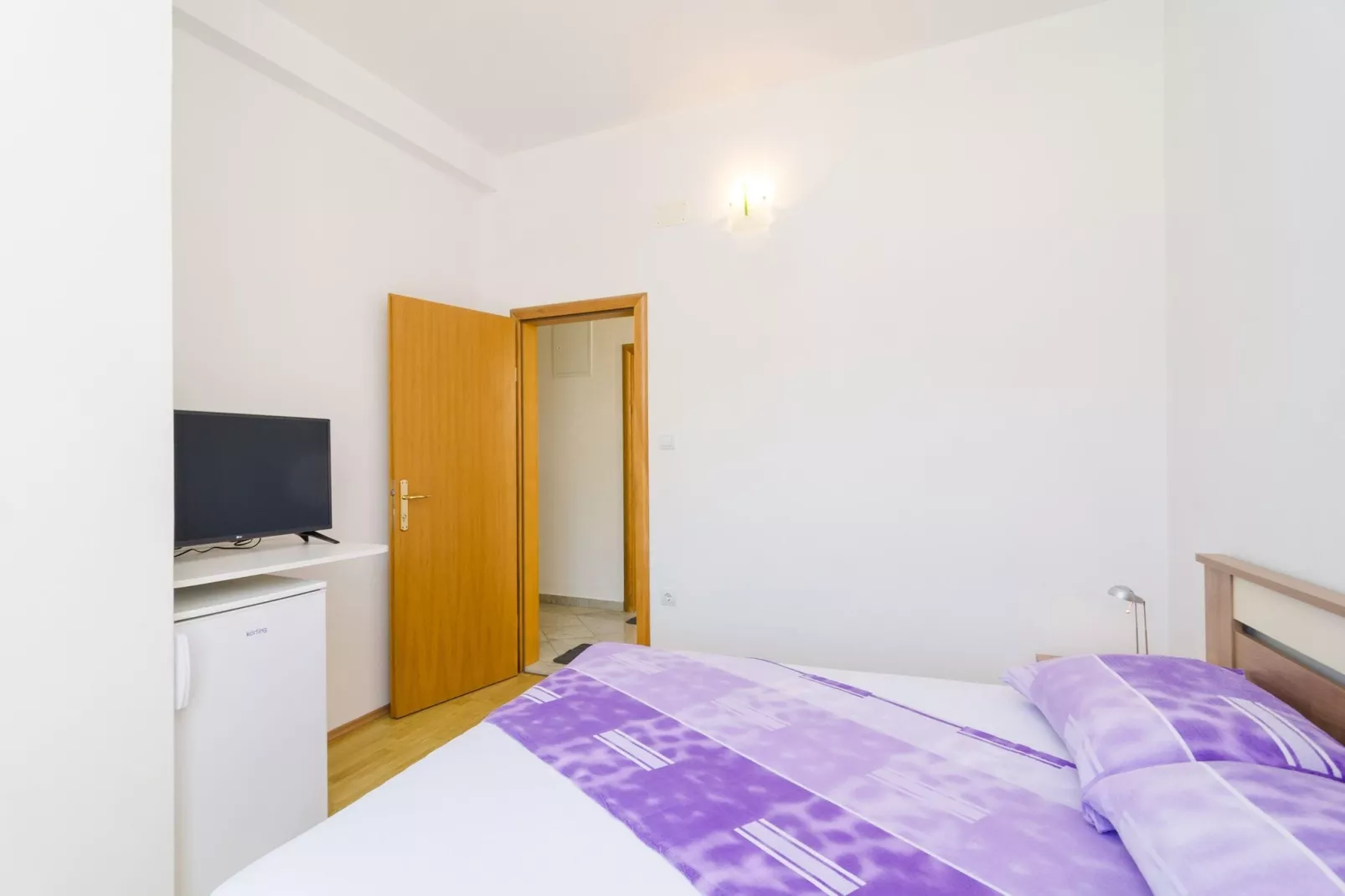 Apartments & Rooms Barišić - Standard Double Room with Balcony and Garden View (Second floor-Soba 12)-Binnen