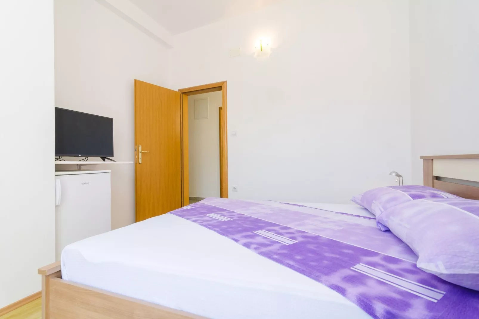 Apartments & Rooms Barišić - Standard Double Room with Balcony and Garden View (Second floor-Soba 12)-Binnen