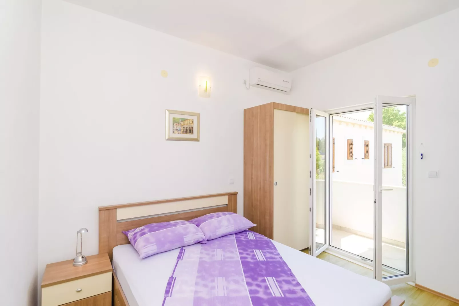 Apartments & Rooms Barišić - Standard Double Room with Balcony and Garden View (Second floor-Soba 12)-Binnen