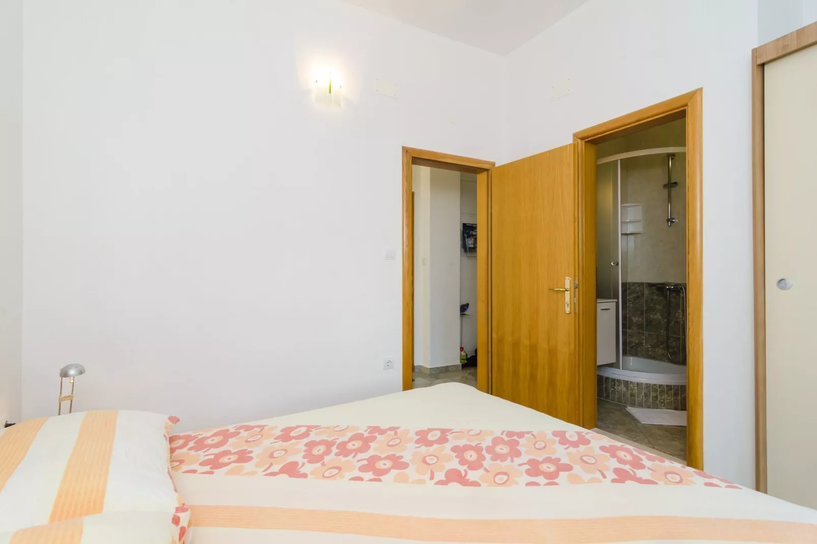 Apartments & Rooms Barišić - Double Room with Balcony and City View (Second Floor) (Soba 15)-Binnen