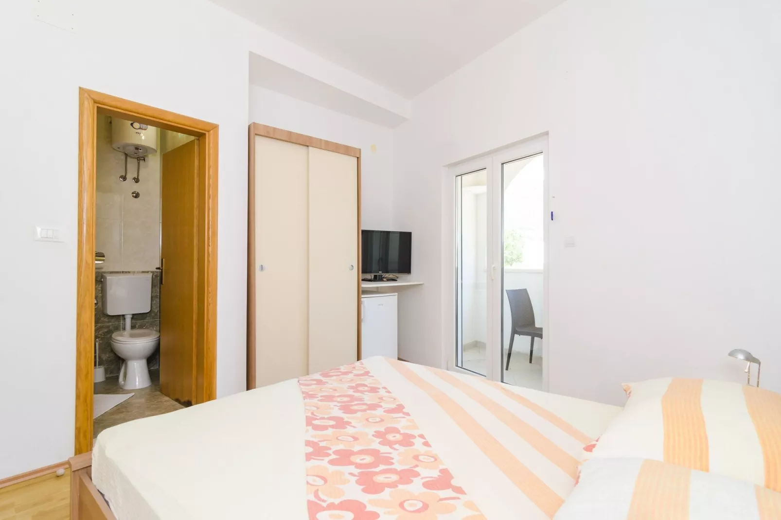 Apartments & Rooms Barišić - Double Room with Balcony and City View (Second Floor) (Soba 15)-Binnen