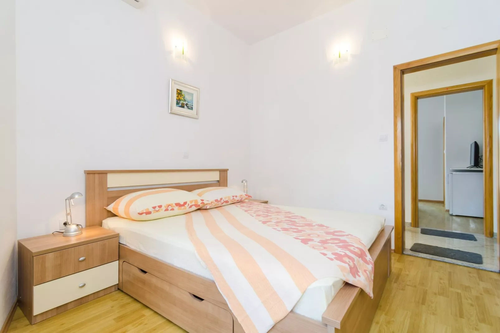 Apartments & Rooms Barišić - Double Room with Balcony and City View (Second Floor) (Soba 15)-Binnen