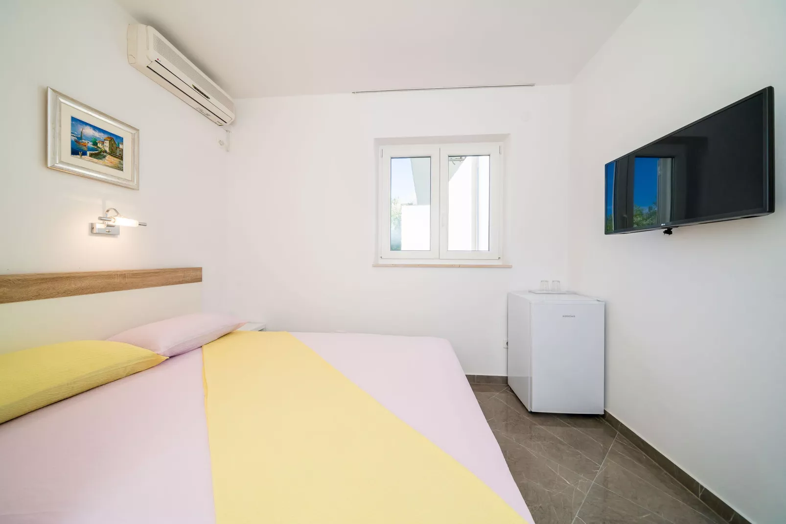 Apartments & Rooms Barišić - Standard Double Room with Patio and Garden View (First floor-Soba 4)-Slaapkamer