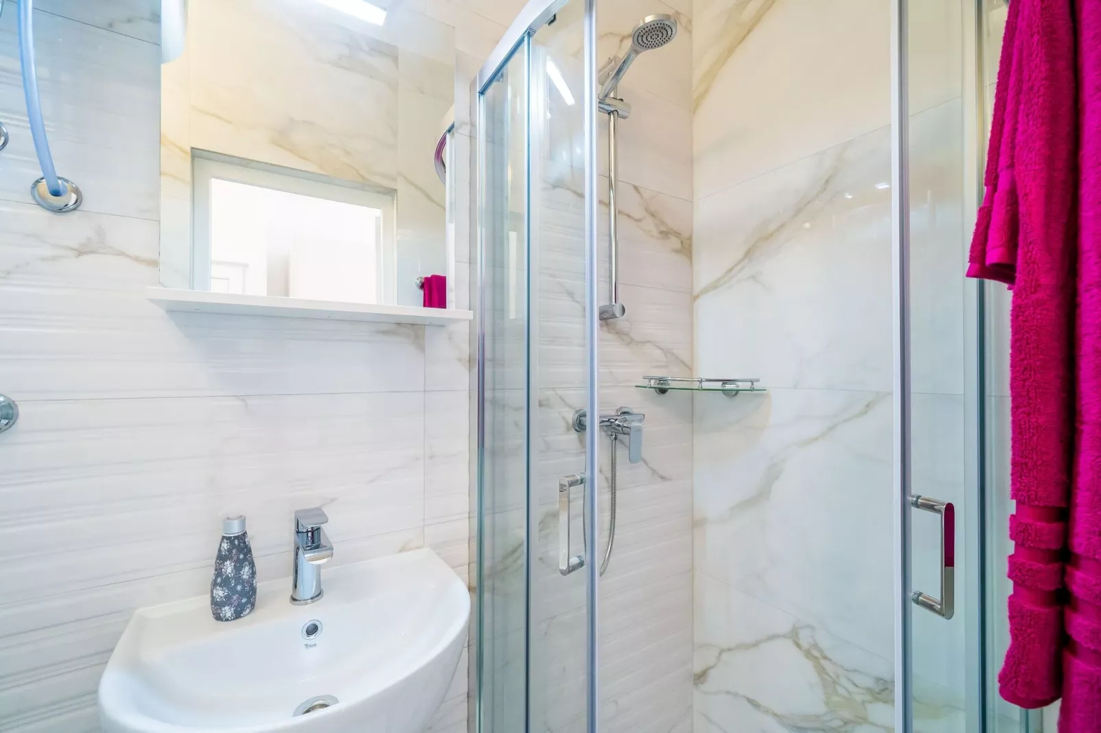 Apartments & Rooms Barišić - Standard Double Room with Patio and Garden View (First floor-Soba 4)-Badkamer