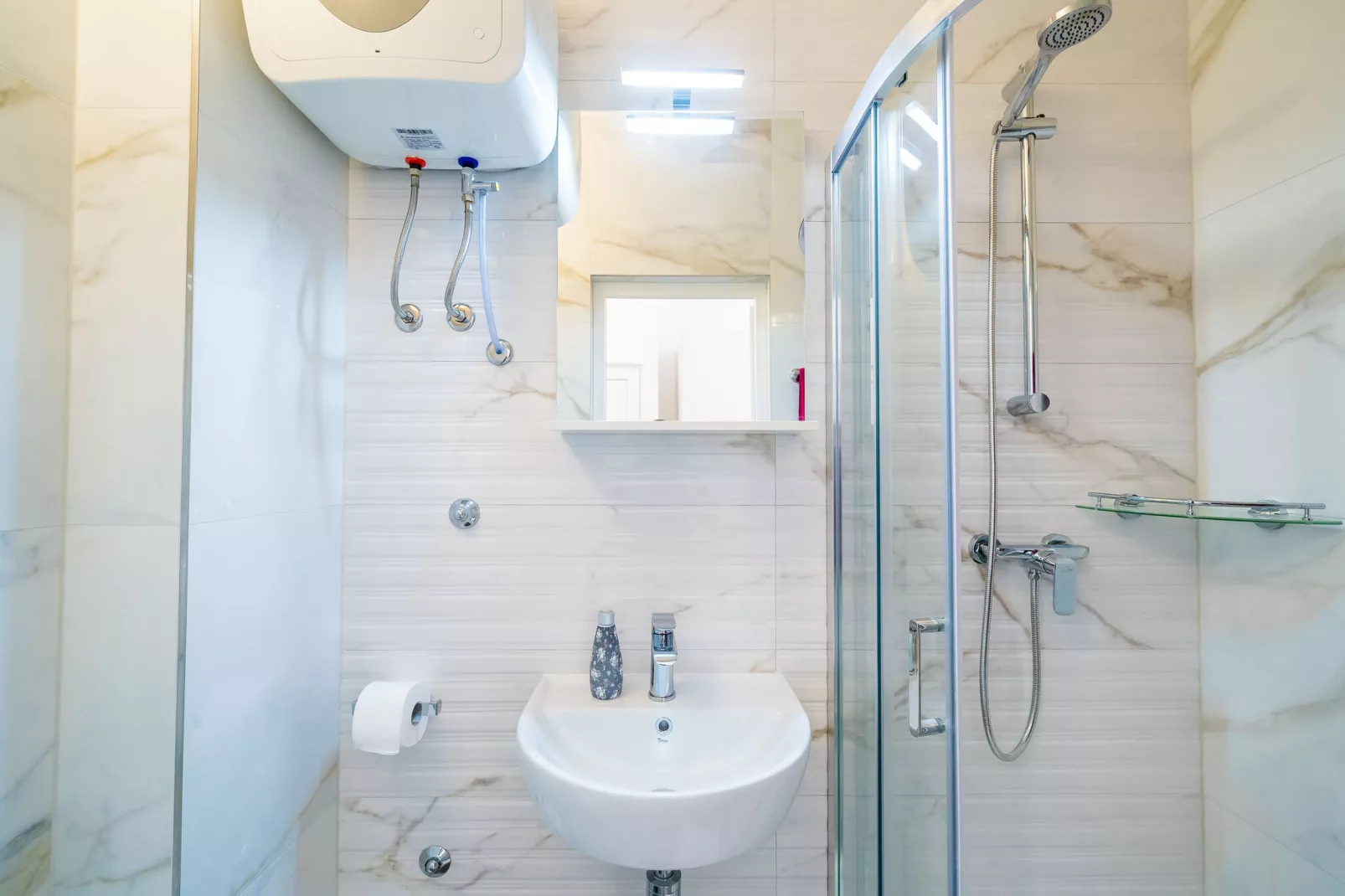 Apartments & Rooms Barišić - Standard Double Room with Patio and Garden View (First floor-Soba 4)-Badkamer