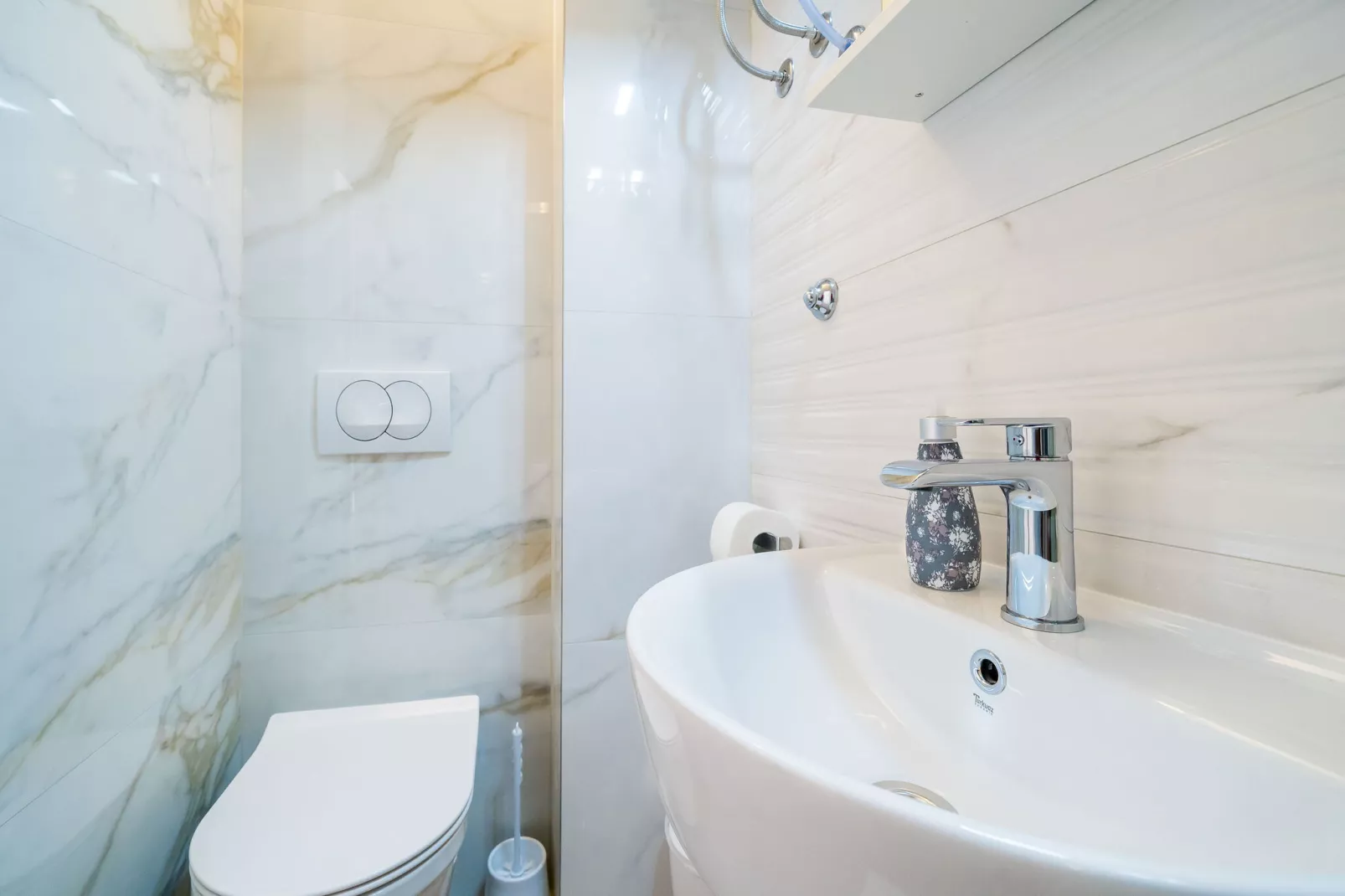 Apartments & Rooms Barišić - Standard Double Room with Patio and Garden View (First floor-Soba 4)-Badkamer