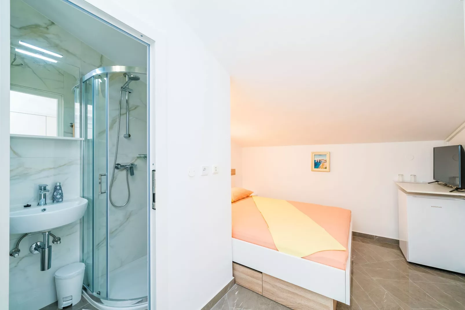 Apartments & Rooms Barišić -  Double Room with Patio and Garden View(Second floor-Soba 2)-Slaapkamer