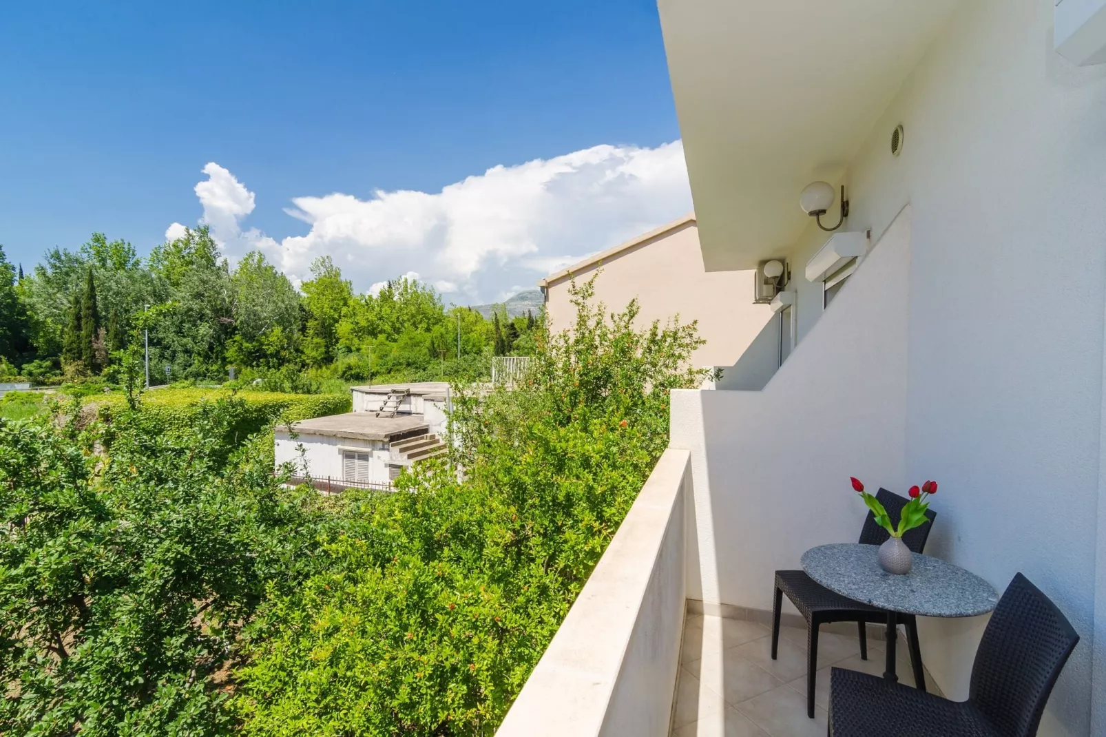 Apartments & Rooms Barišić - Double Room with Balcony and Garden View (First floor-Soba 8)-Terrasbalkon