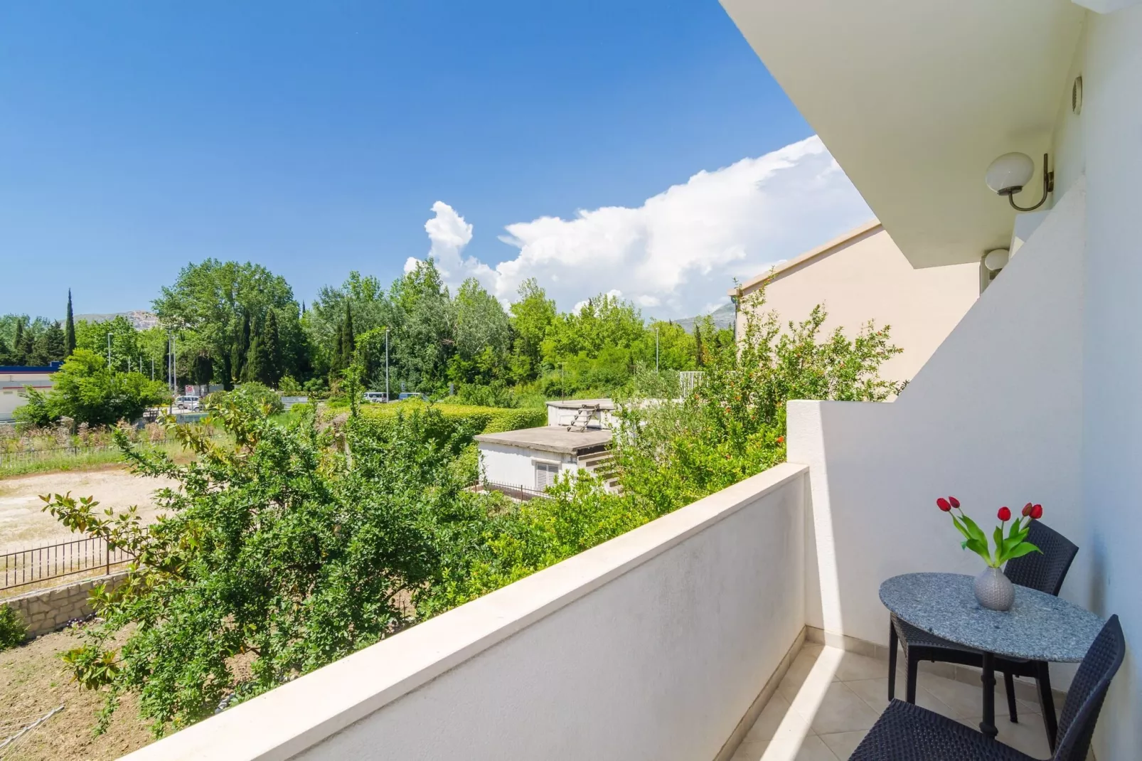 Apartments & Rooms Barišić - Double Room with Balcony and Garden View (First floor-Soba 8)-Terrasbalkon