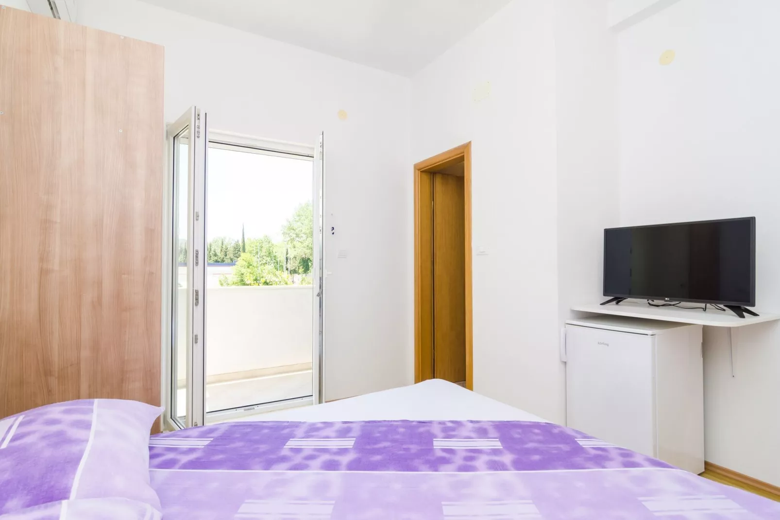 Apartments & Rooms Barišić - Double Room with Balcony and Garden View (First floor-Soba 8)-Binnen