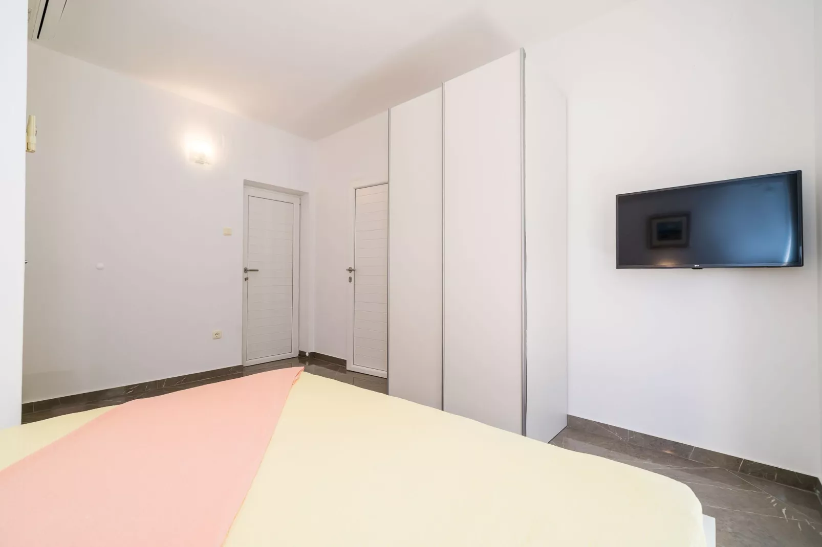 Apartments & Rooms Barišić-Standard One Bedroom Apartment with Balcony and Garden View(APT-3)-Slaapkamer