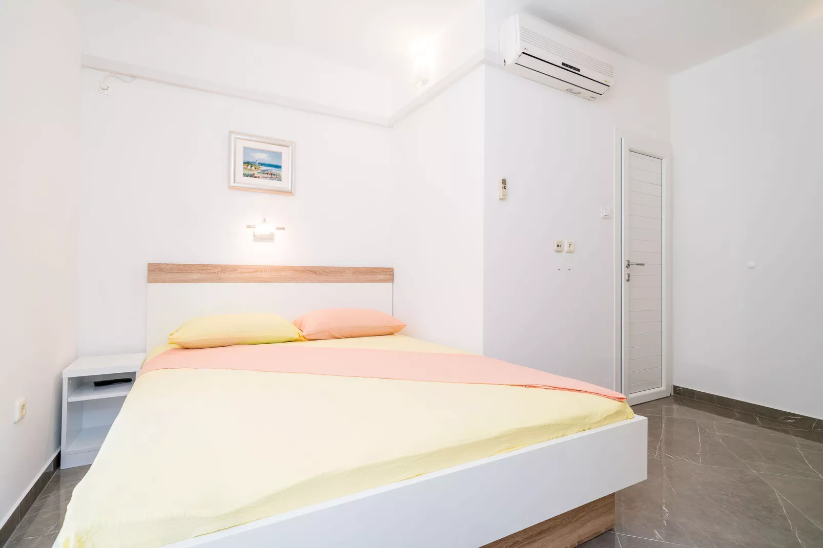 Apartments & Rooms Barišić-Standard One Bedroom Apartment with Balcony and Garden View(APT-3)-Slaapkamer