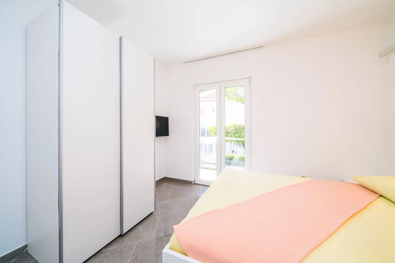 Apartments & Rooms Barišić-Standard One Bedroom Apartment with Balcony and Garden View(APT-3)-Slaapkamer