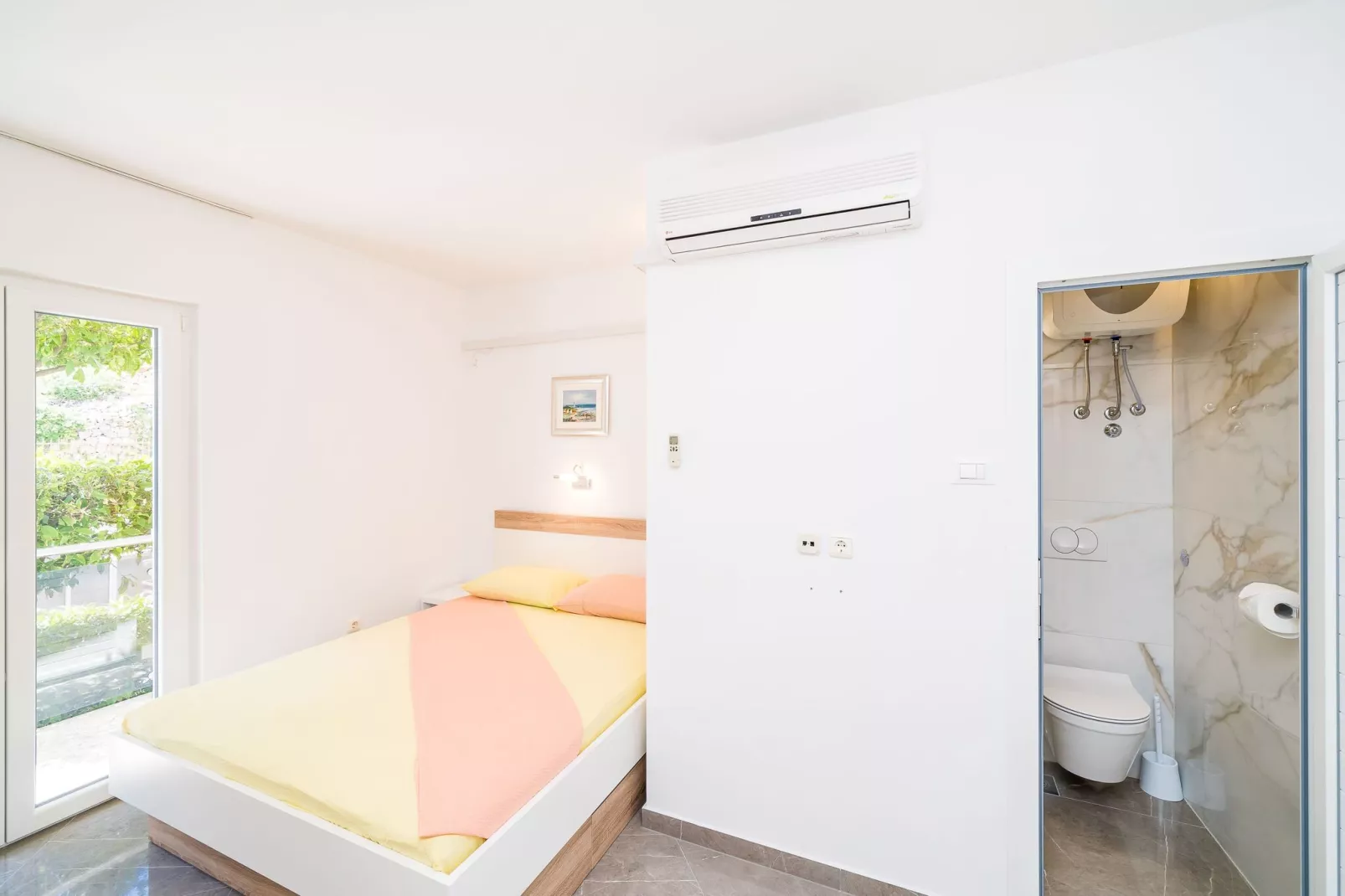 Apartments & Rooms Barišić-Standard One Bedroom Apartment with Balcony and Garden View(APT-3)-Slaapkamer