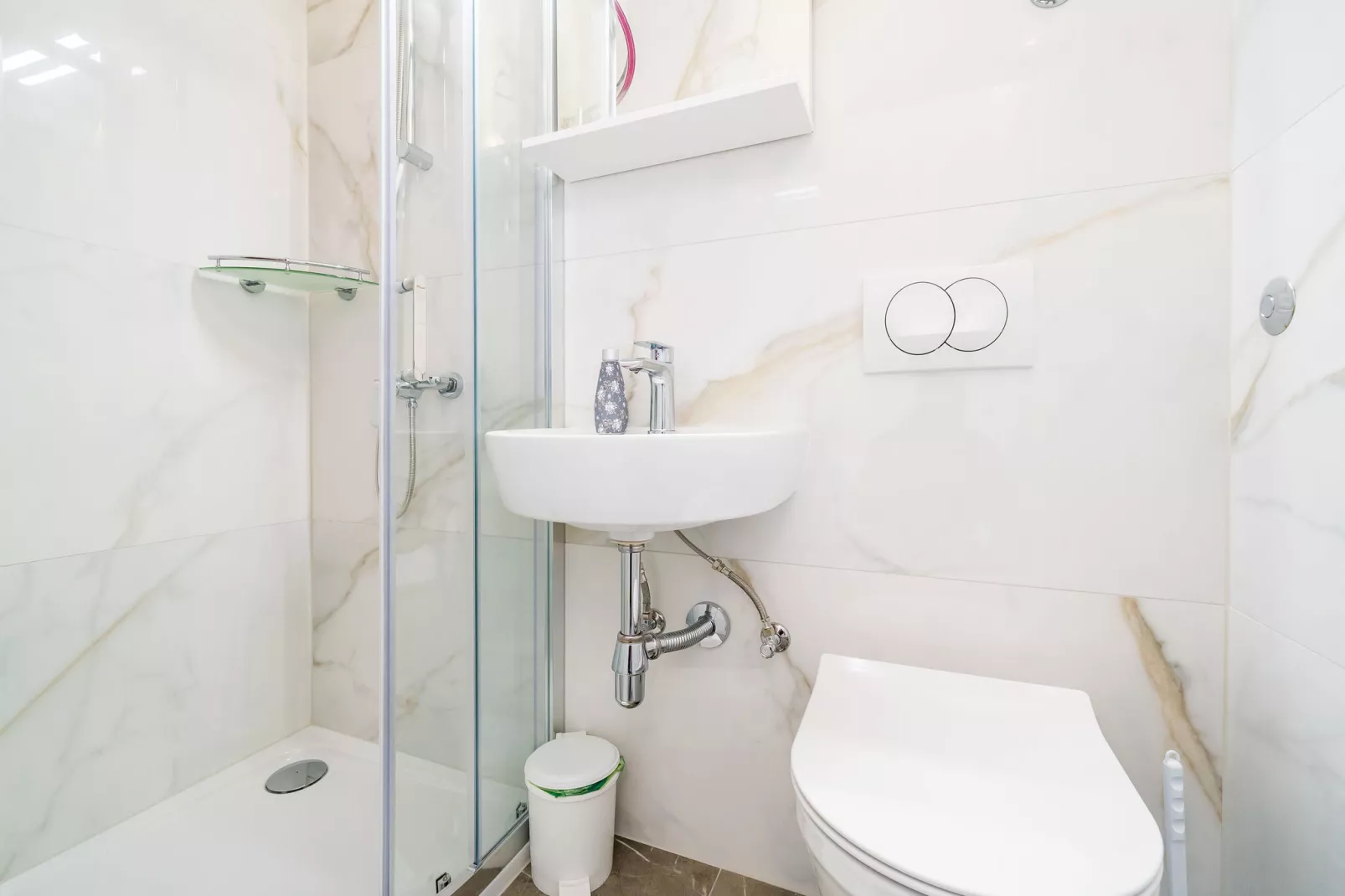 Apartments & Rooms Barišić-Standard One Bedroom Apartment with Balcony and Garden View(APT-3)-Badkamer