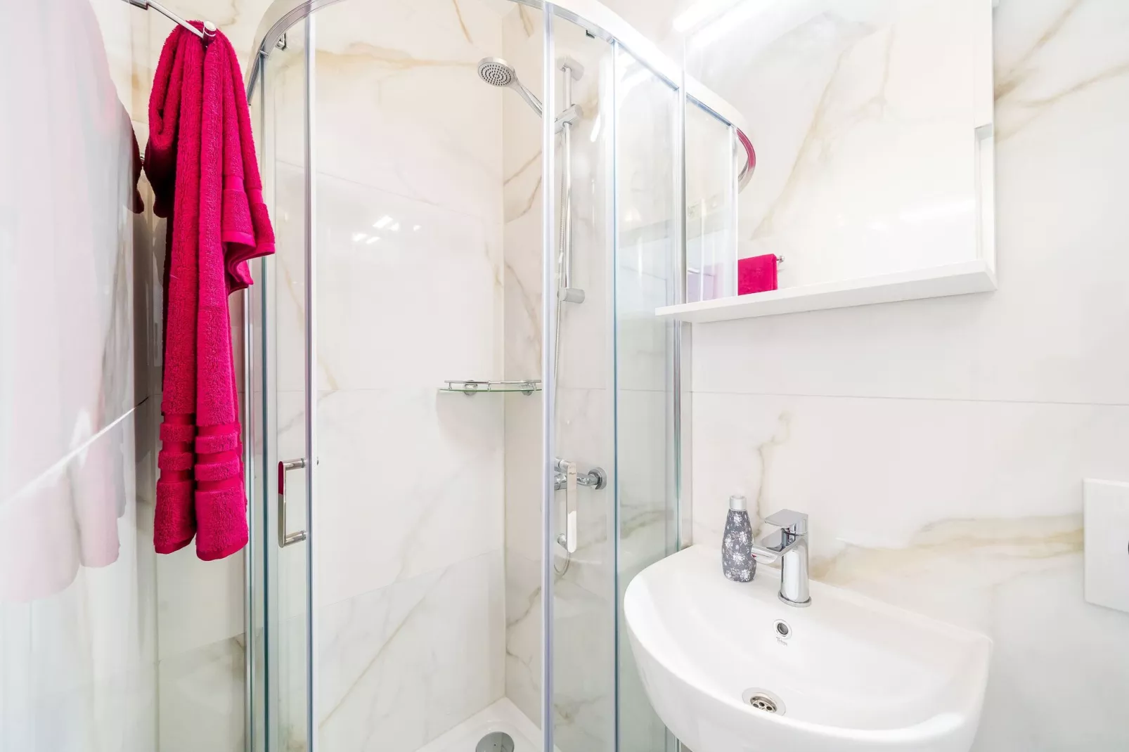 Apartments & Rooms Barišić-Standard One Bedroom Apartment with Balcony and Garden View(APT-3)-Badkamer