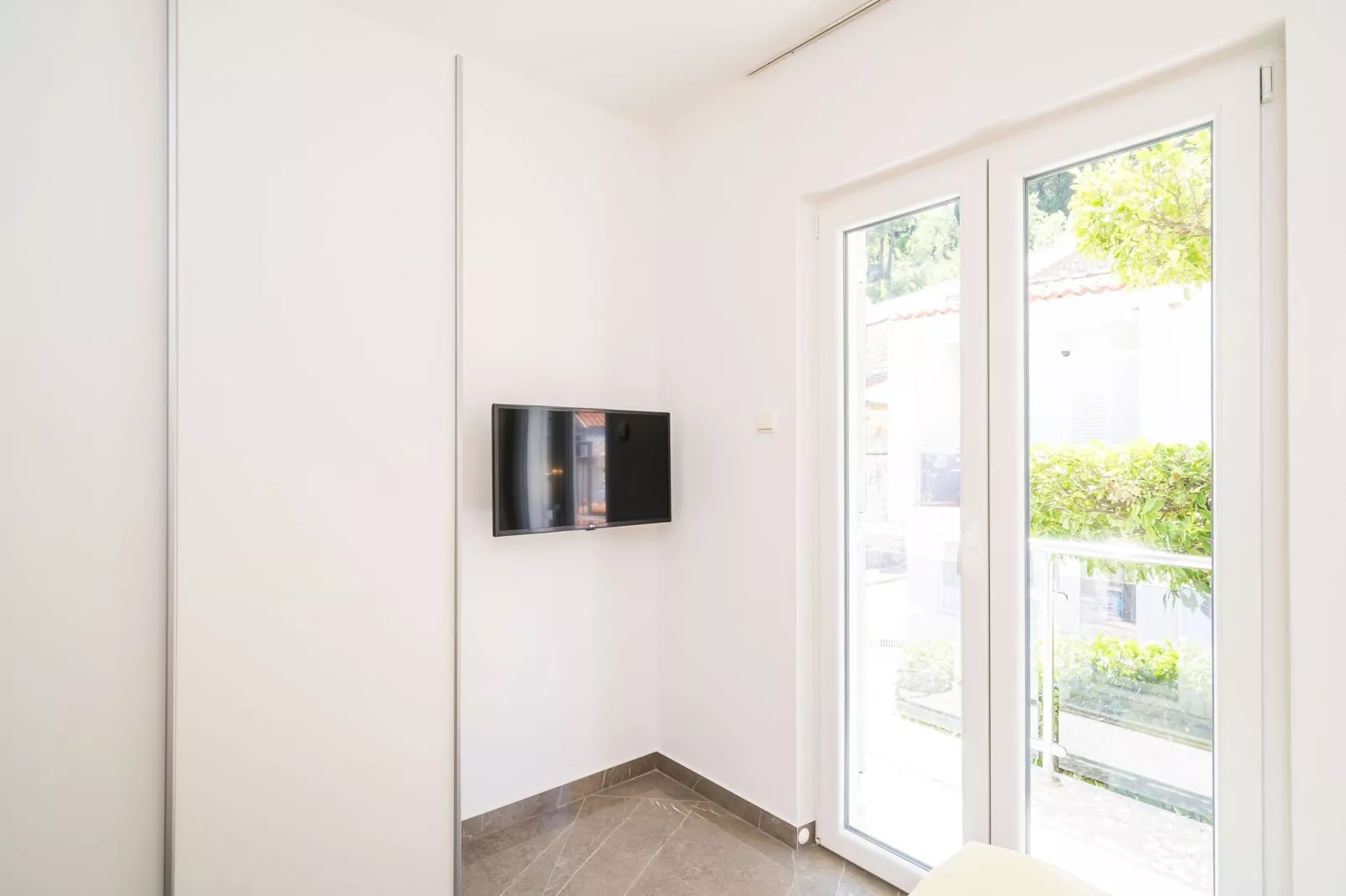 Apartments & Rooms Barišić-Standard One Bedroom Apartment with Balcony and Garden View(APT-3)-Binnen