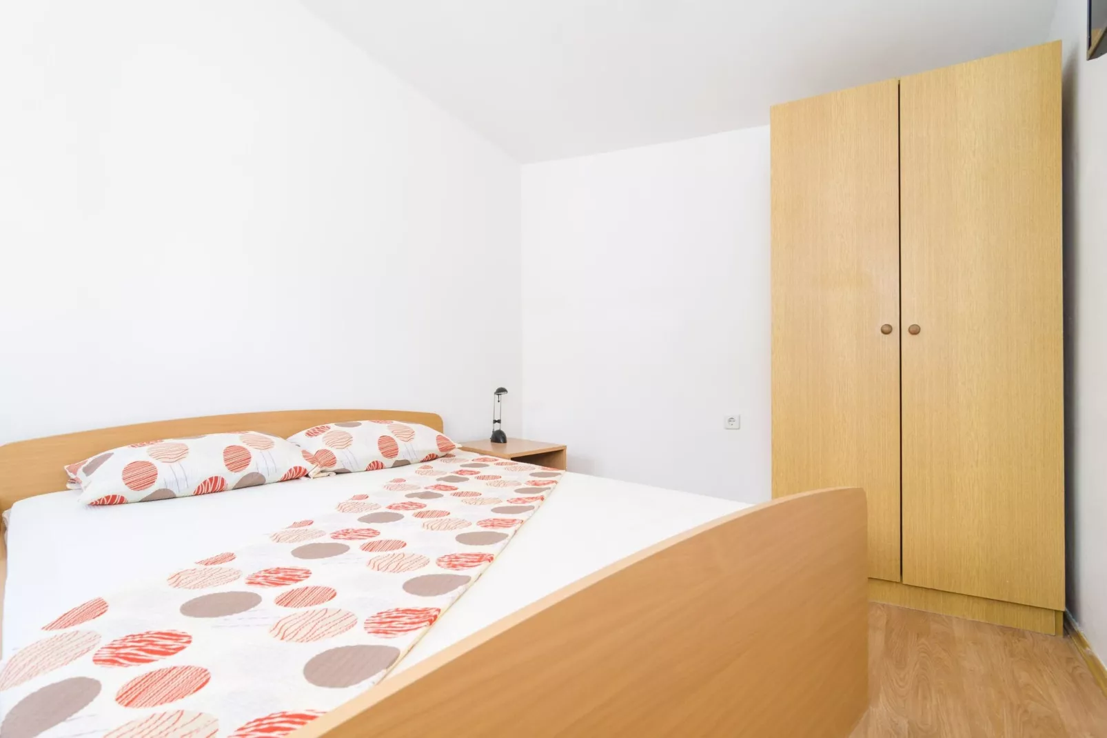 Apartments & Rooms Barišić-Comfort One Bedroom Apartment with Balcony and Garden View (Apt Preko-5)-Slaapkamer