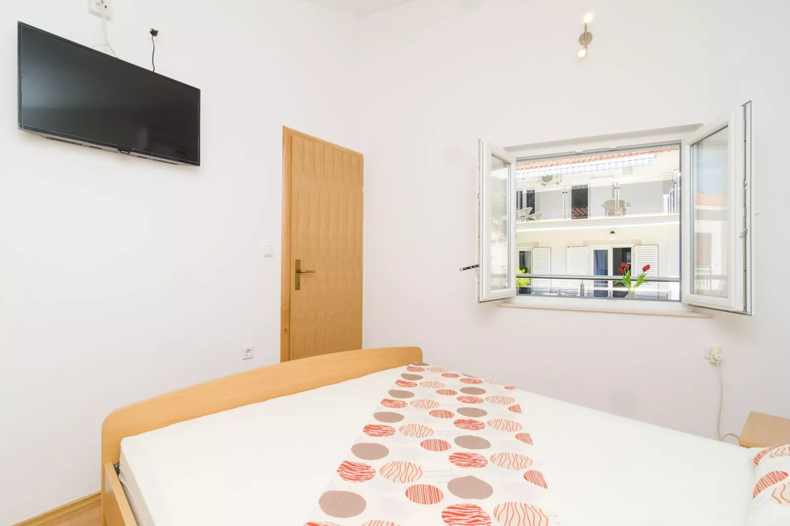 Apartments & Rooms Barišić-Comfort One Bedroom Apartment with Balcony and Garden View (Apt Preko-5)-Slaapkamer