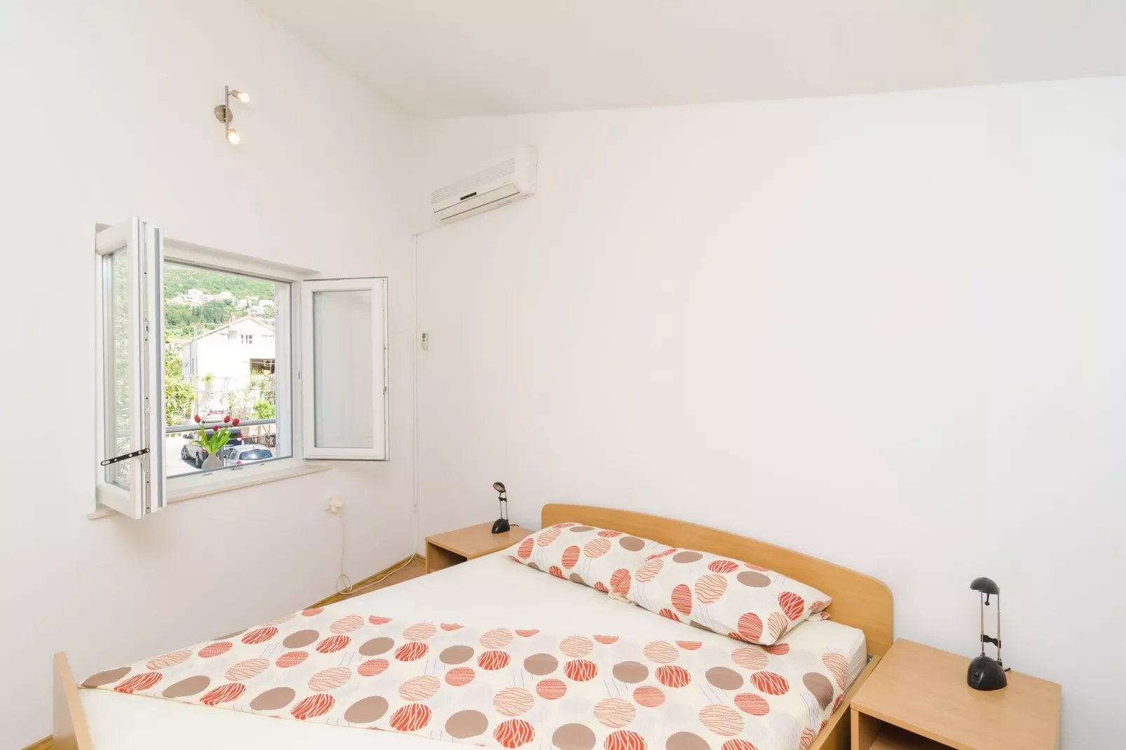 Apartments & Rooms Barišić-Comfort One Bedroom Apartment with Balcony and Garden View (Apt Preko-5)-Slaapkamer