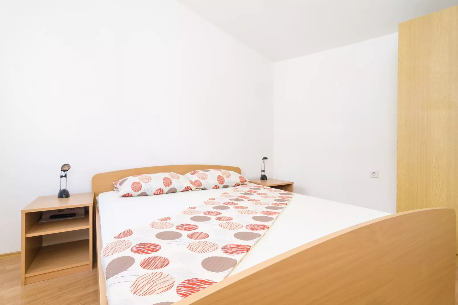Apartments & Rooms Barišić-Comfort One Bedroom Apartment with Balcony and Garden View (Apt Preko-5)-Slaapkamer