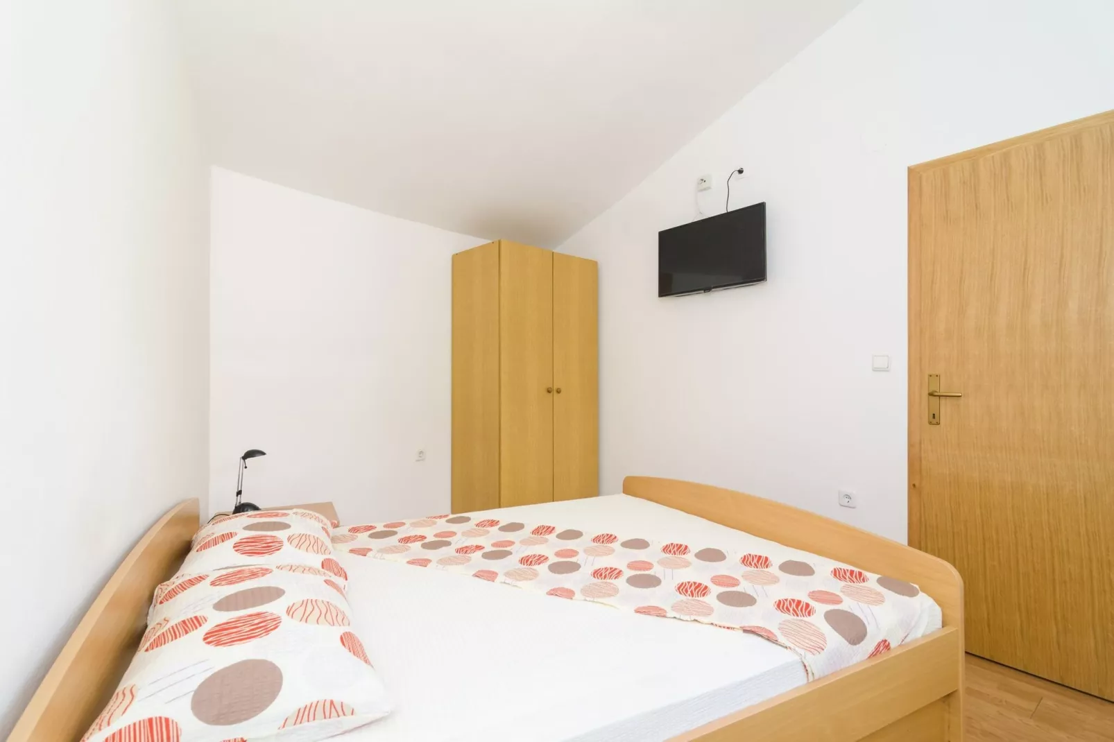 Apartments & Rooms Barišić-Comfort One Bedroom Apartment with Balcony and Garden View (Apt Preko-5)-Slaapkamer