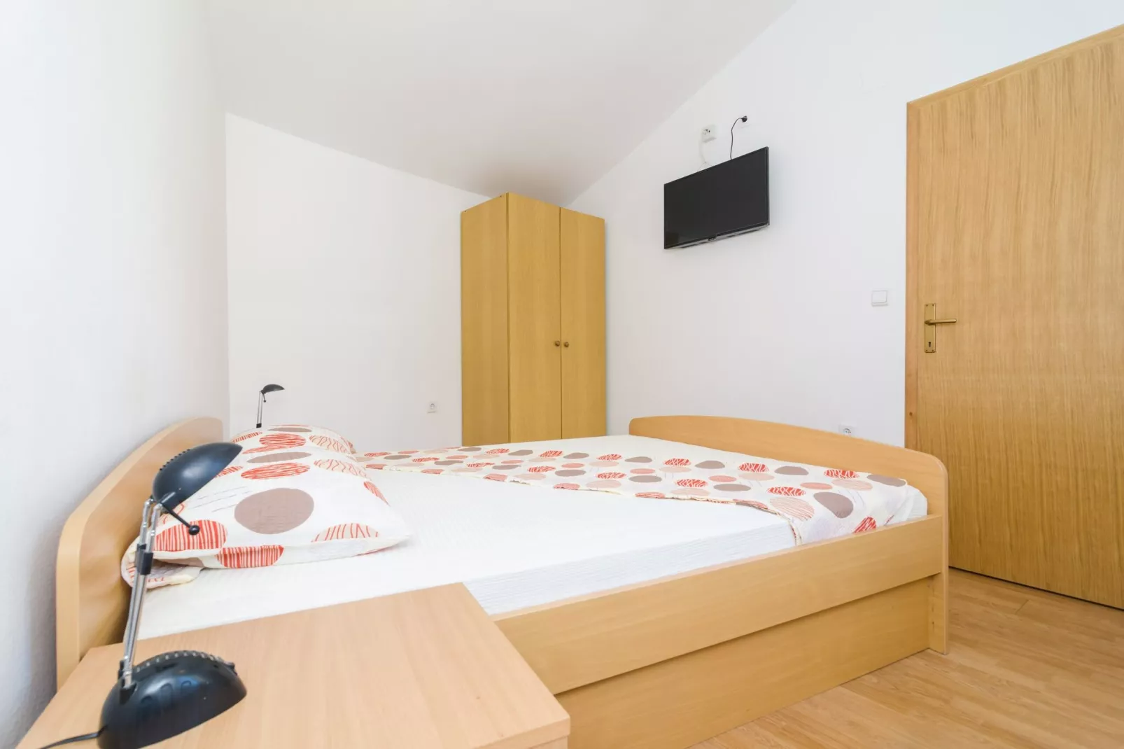 Apartments & Rooms Barišić-Comfort One Bedroom Apartment with Balcony and Garden View (Apt Preko-5)-Slaapkamer