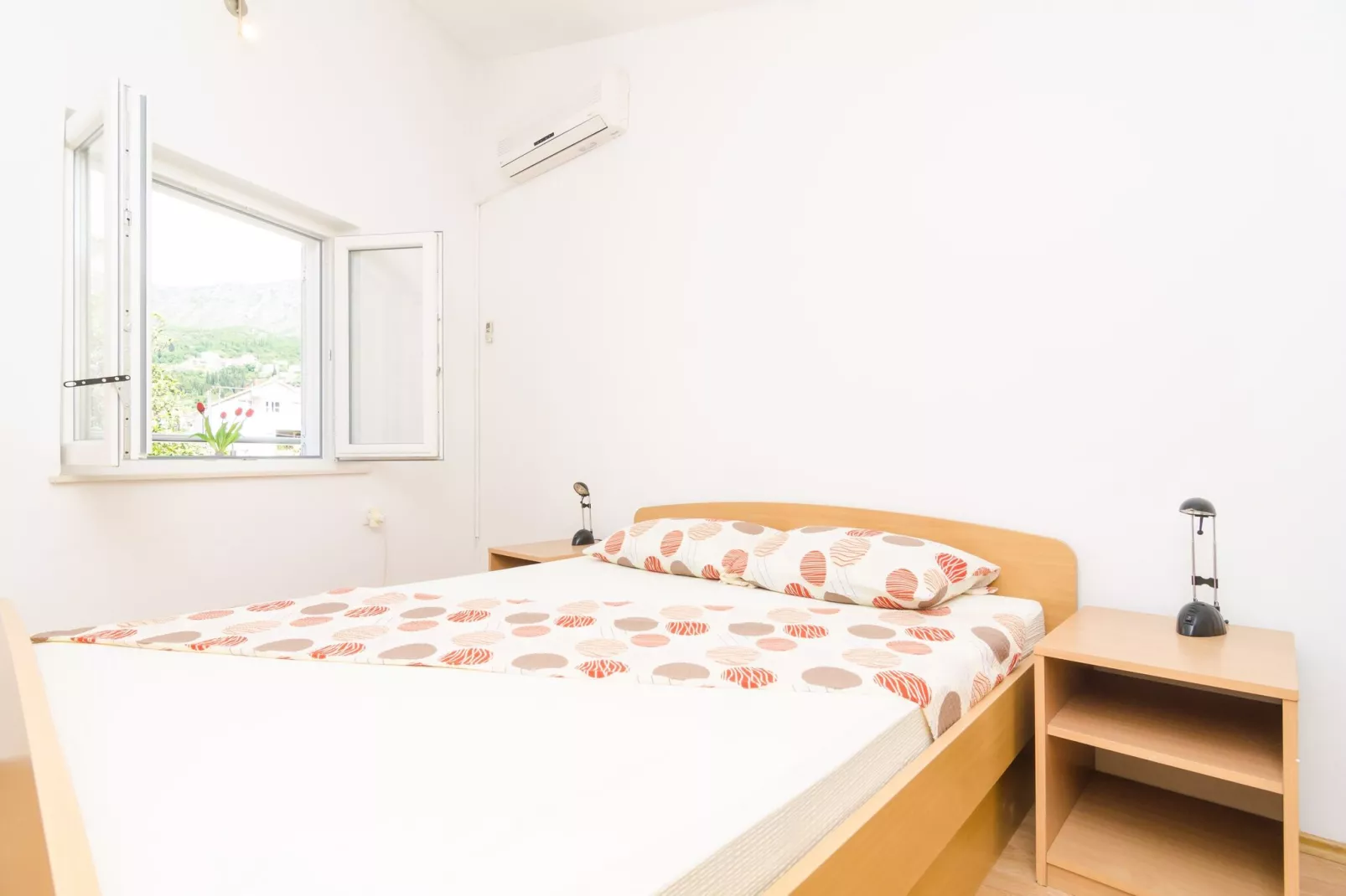 Apartments & Rooms Barišić-Comfort One Bedroom Apartment with Balcony and Garden View (Apt Preko-5)-Slaapkamer