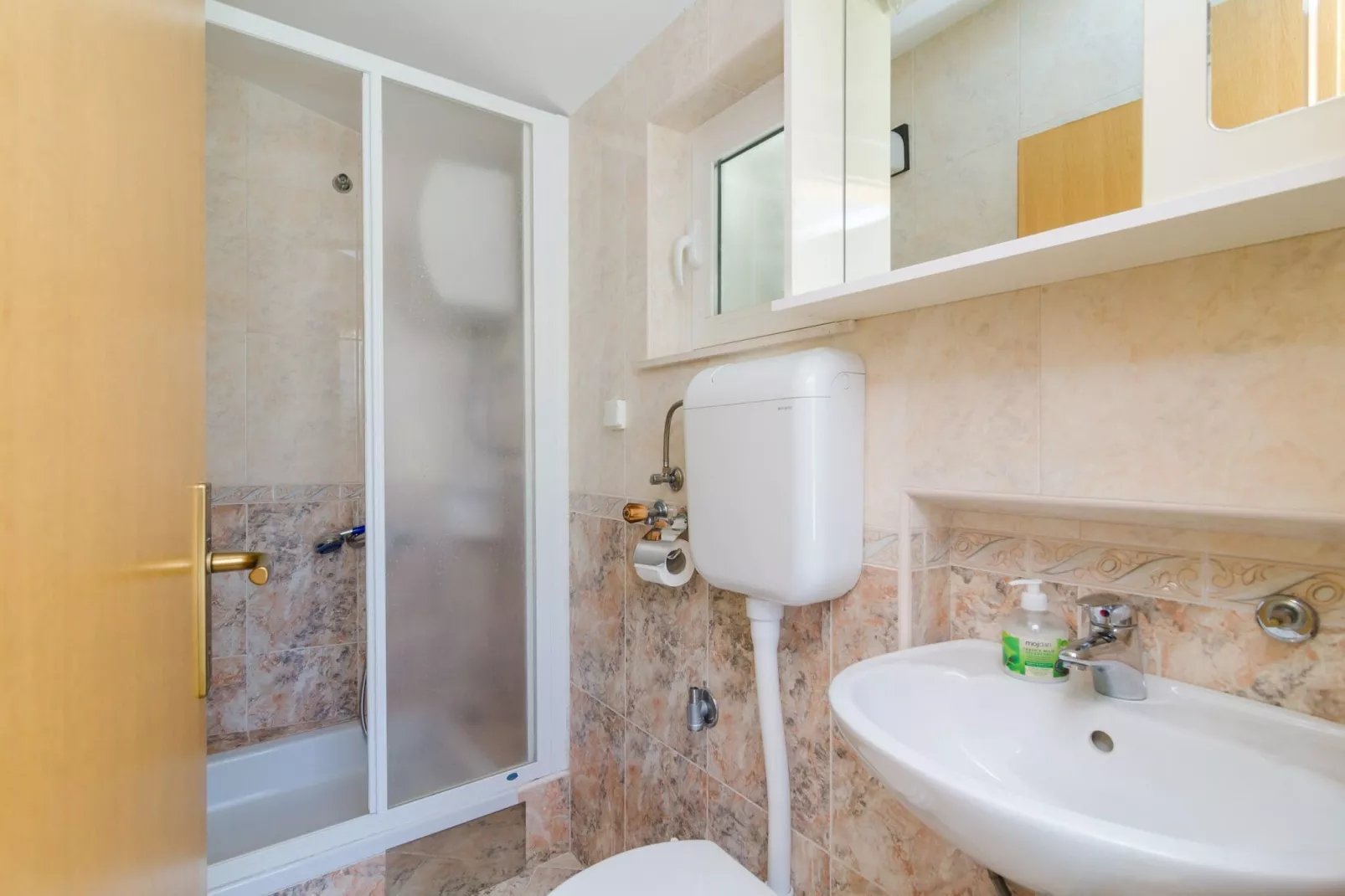 Apartments & Rooms Barišić-Comfort One Bedroom Apartment with Balcony and Garden View (Apt Preko-5)-Badkamer