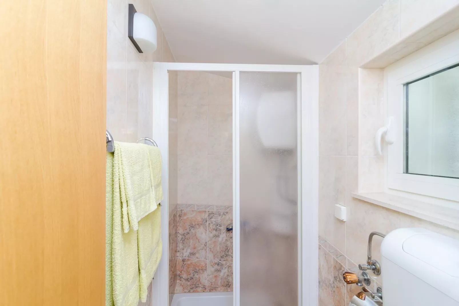 Apartments & Rooms Barišić-Comfort One Bedroom Apartment with Balcony and Garden View (Apt Preko-5)-Badkamer