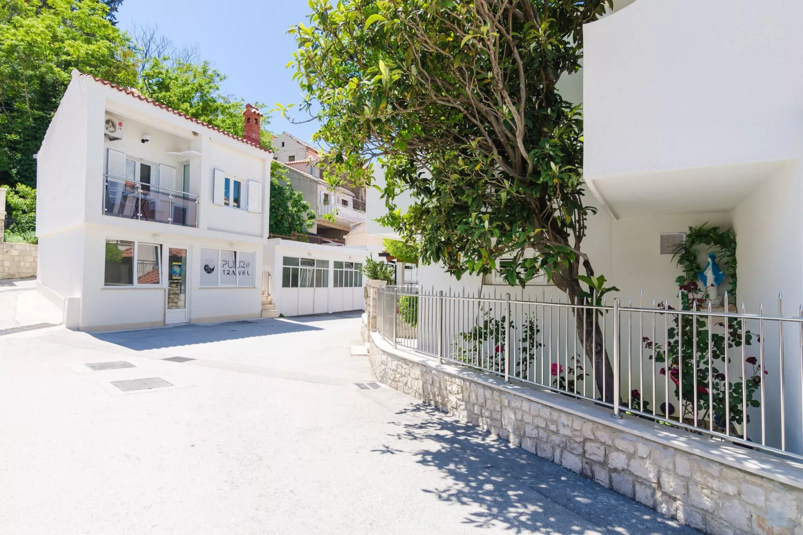 Apartments & Rooms Barišić-Comfort One Bedroom Apartment with Balcony and Garden View (Apt Preko-5)-Buitenlucht