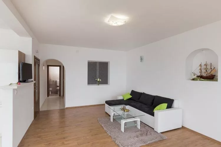 Apartments Manuela - One-Bedroom Apartment with Balcony and Sea View-Woonkamer
