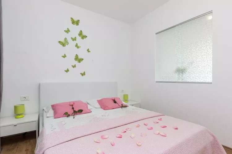 Apartments Manuela - One-Bedroom Apartment with Balcony and Sea View-Slaapkamer