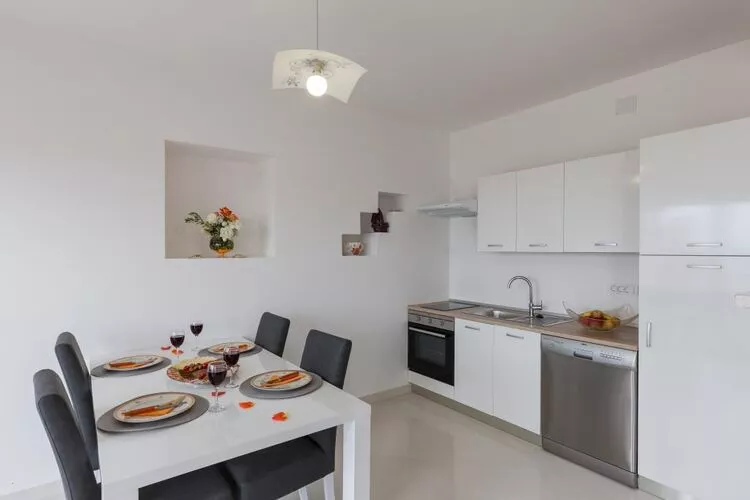 Apartments Manuela - Comfort One-Bedroom Apartment with Terrace and Sea View-Eetkamer