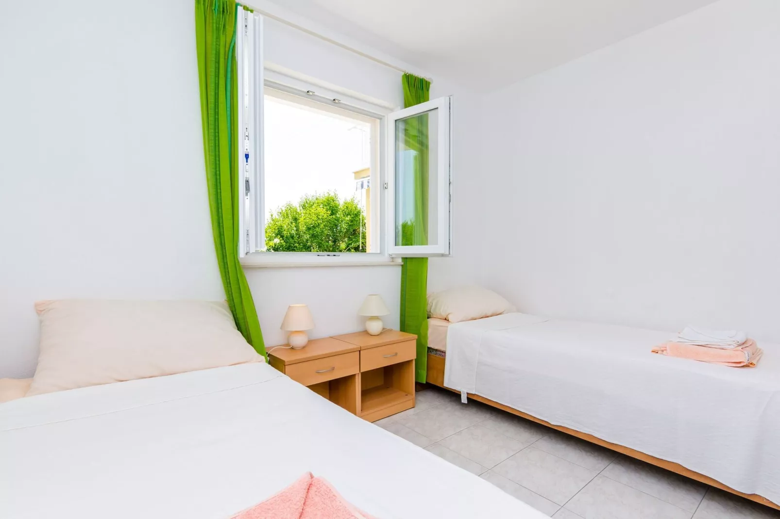 Villa Bind - Twin Room with Patio and Garden View (R1)-Slaapkamer