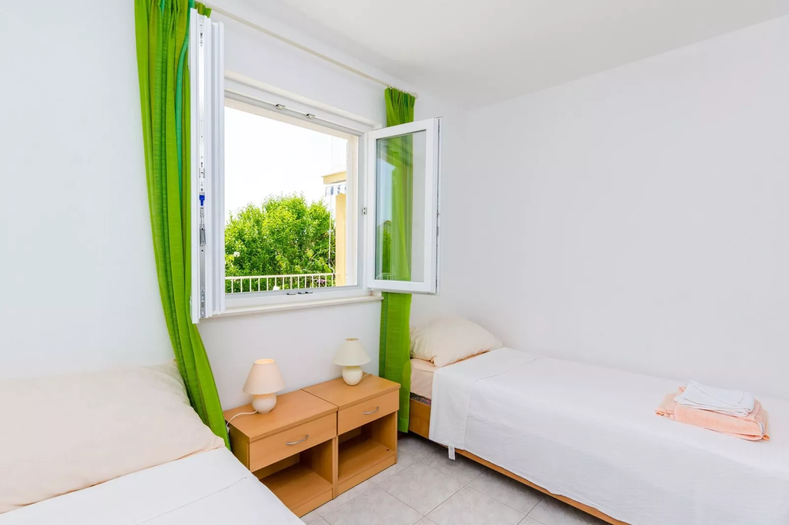 Villa Bind - Twin Room with Patio and Garden View (R1)-Slaapkamer