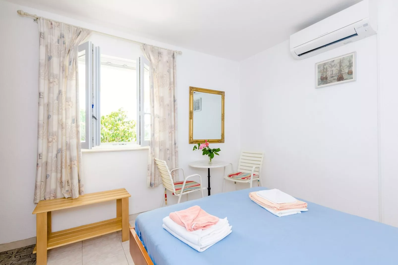 Villa Bind - Superior Double Room with Patio and Garden View (R2)-Slaapkamer