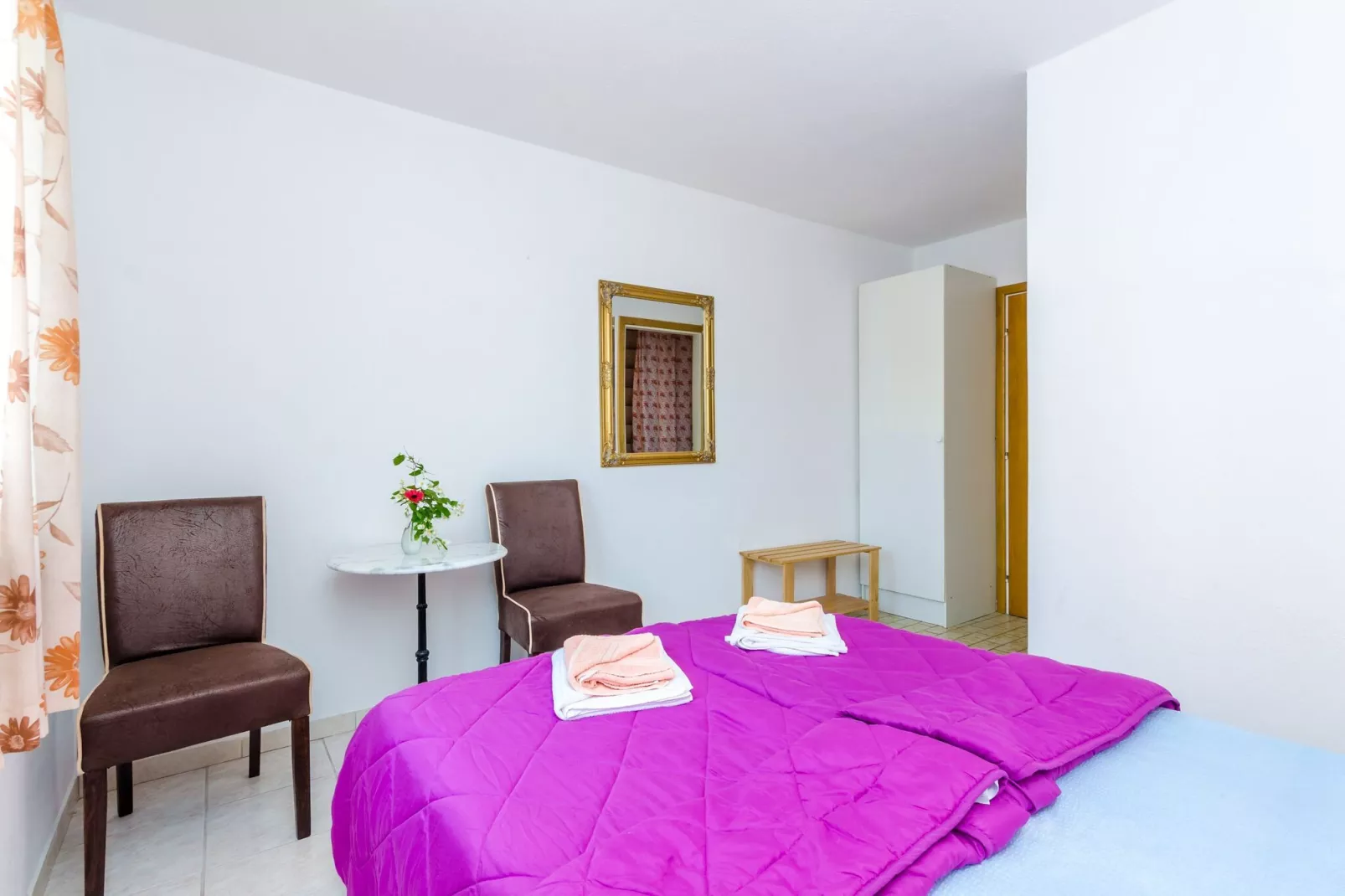 Villa Bind - Basic Double Room with Patio and Garden View (R3)-Slaapkamer