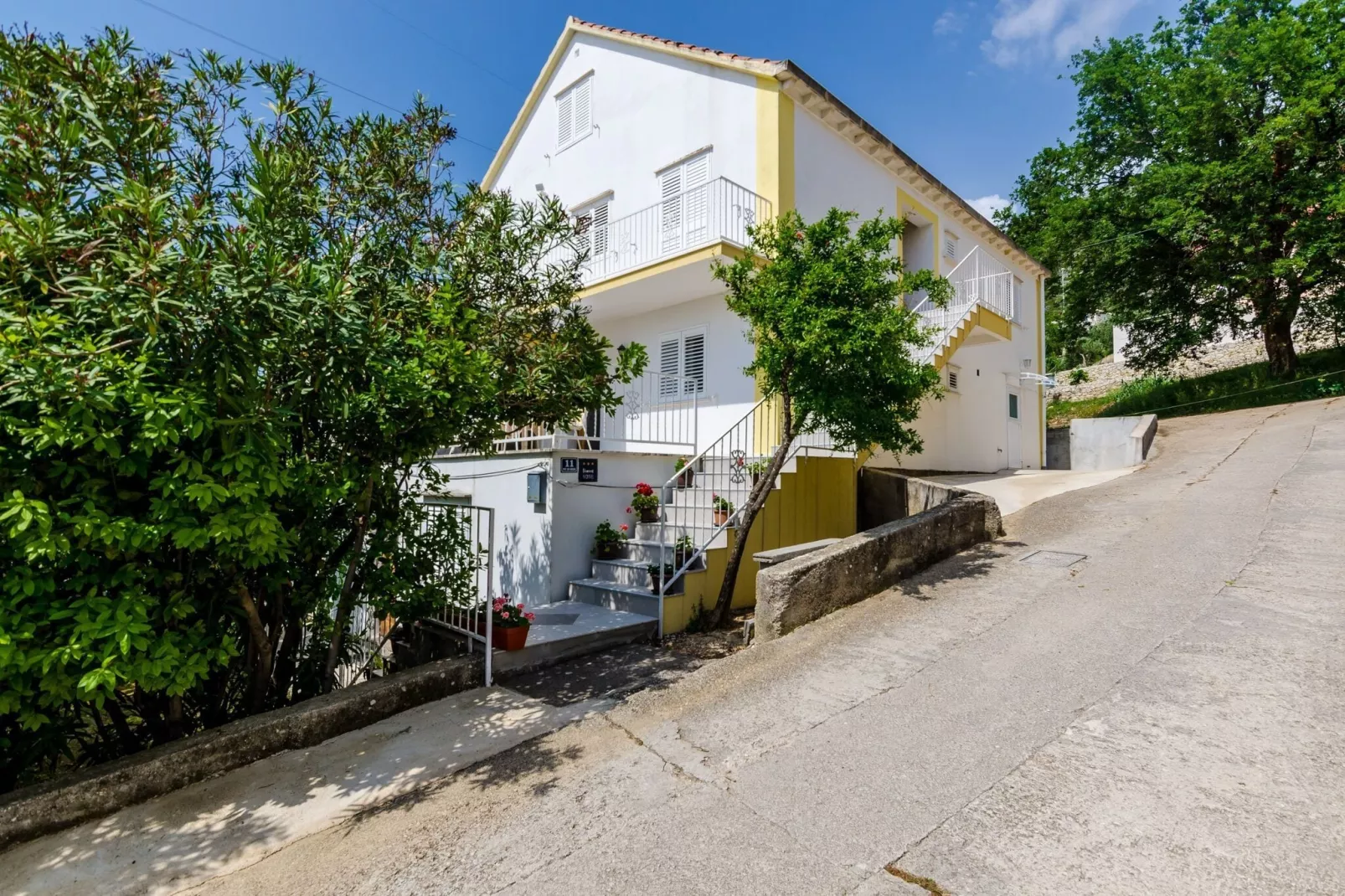 Villa Bind - Basic Double Room with Patio and Garden View (R3)-Buitenlucht