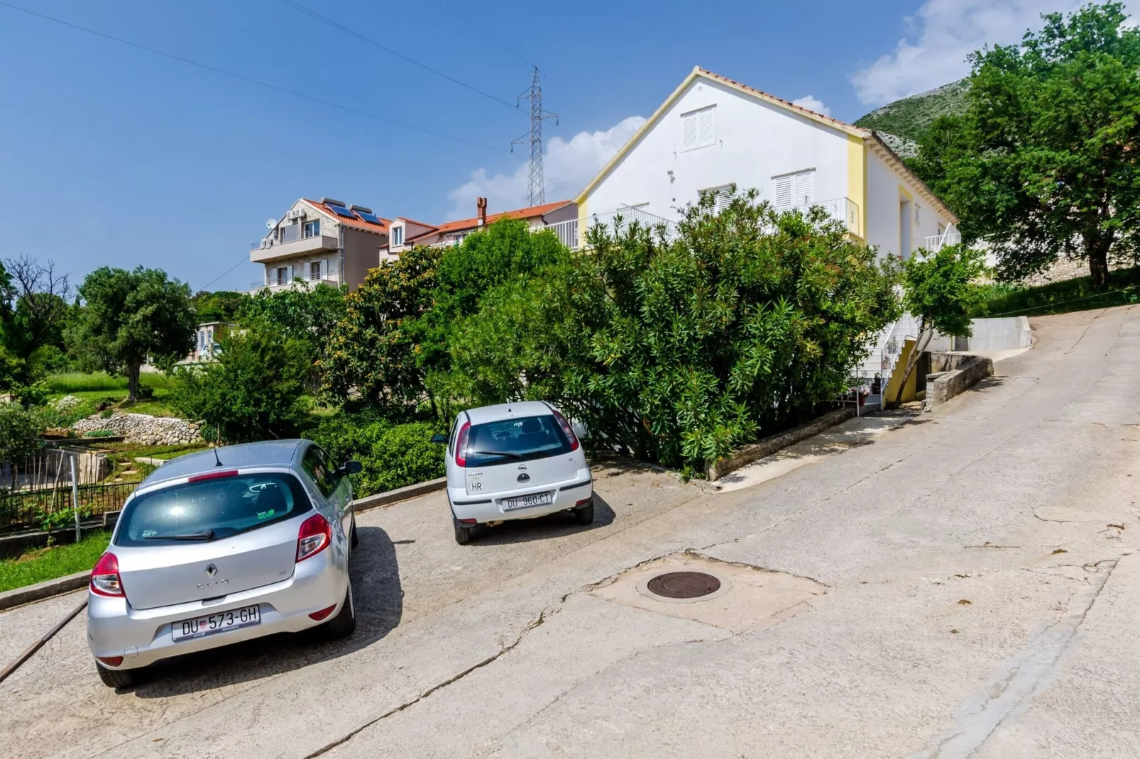 Villa Bind - Basic Double Room with Patio and Garden View (R3)-Parkeerplaats