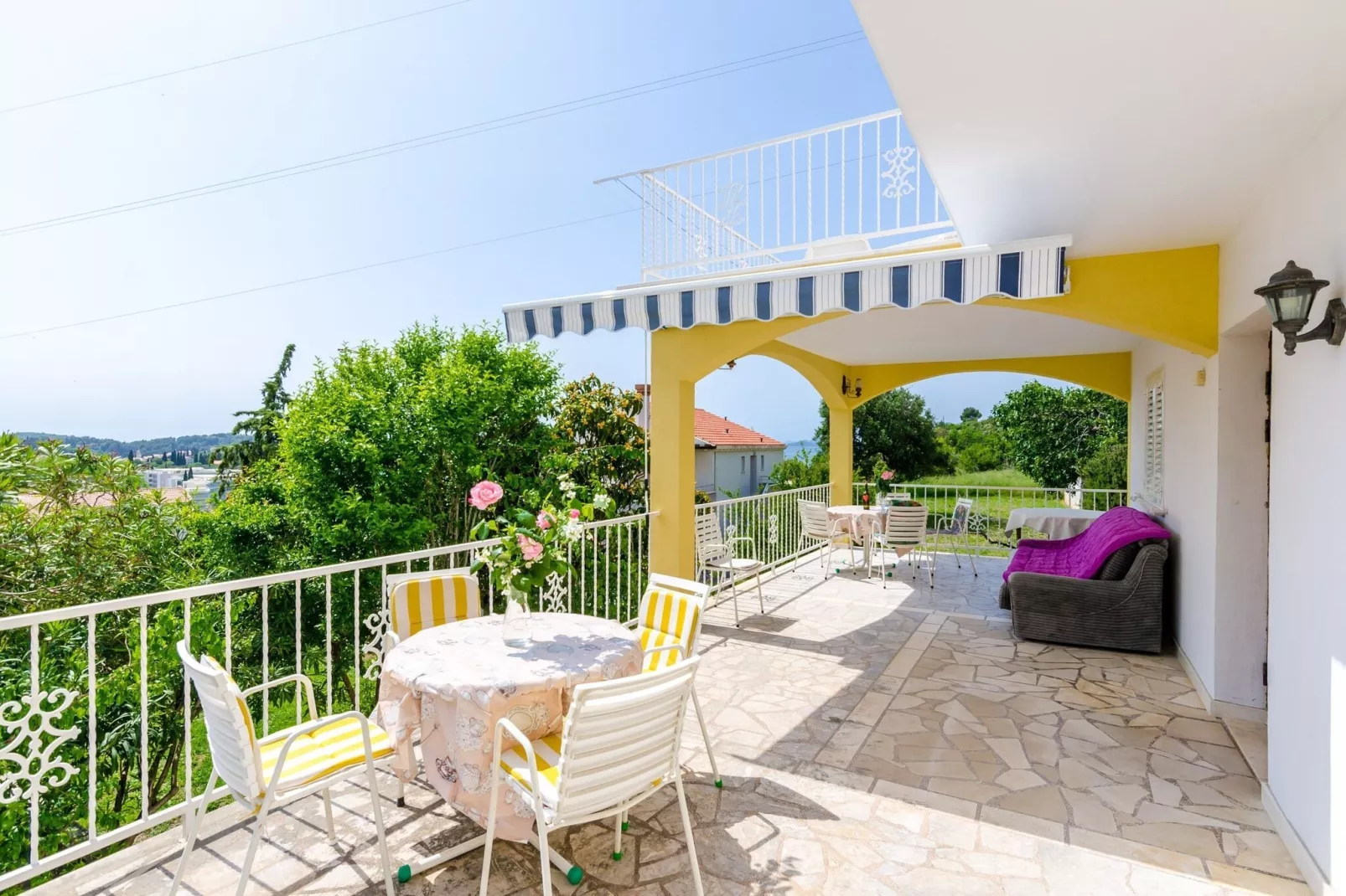 Villa Bind - Basic Double Room with Patio and Garden View (R3)-Terras