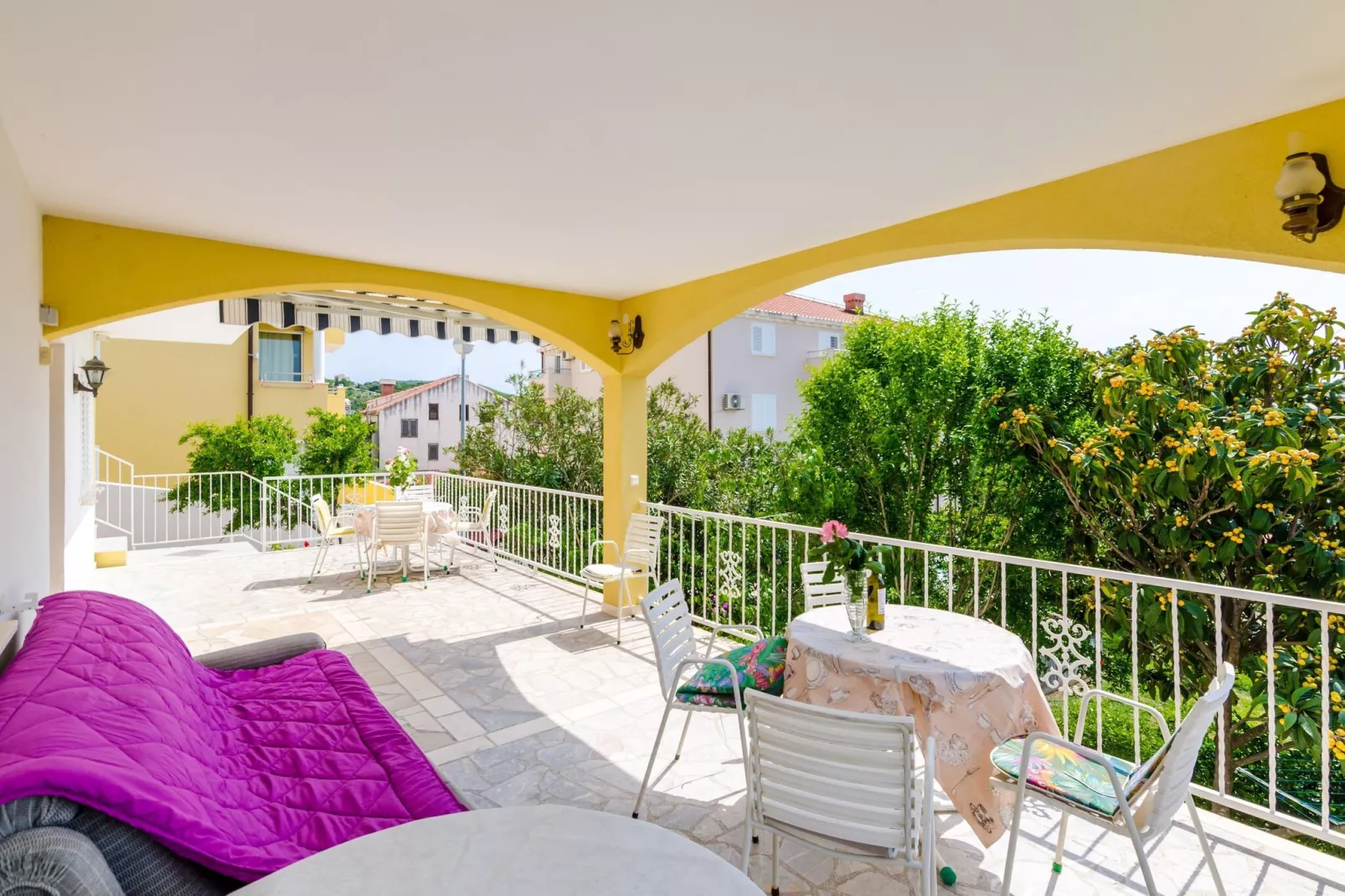 Villa Bind - Basic Double Room with Patio and Garden View (R3)-Terras