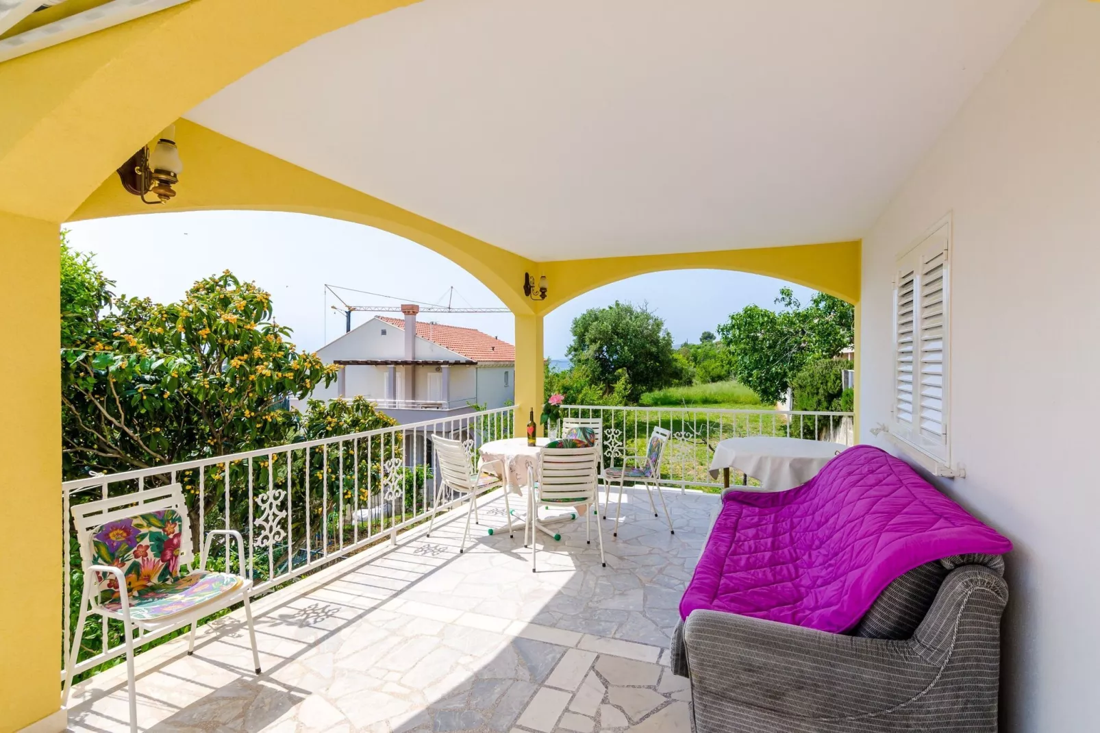 Villa Bind - Basic Double Room with Patio and Garden View (R3)-Terras