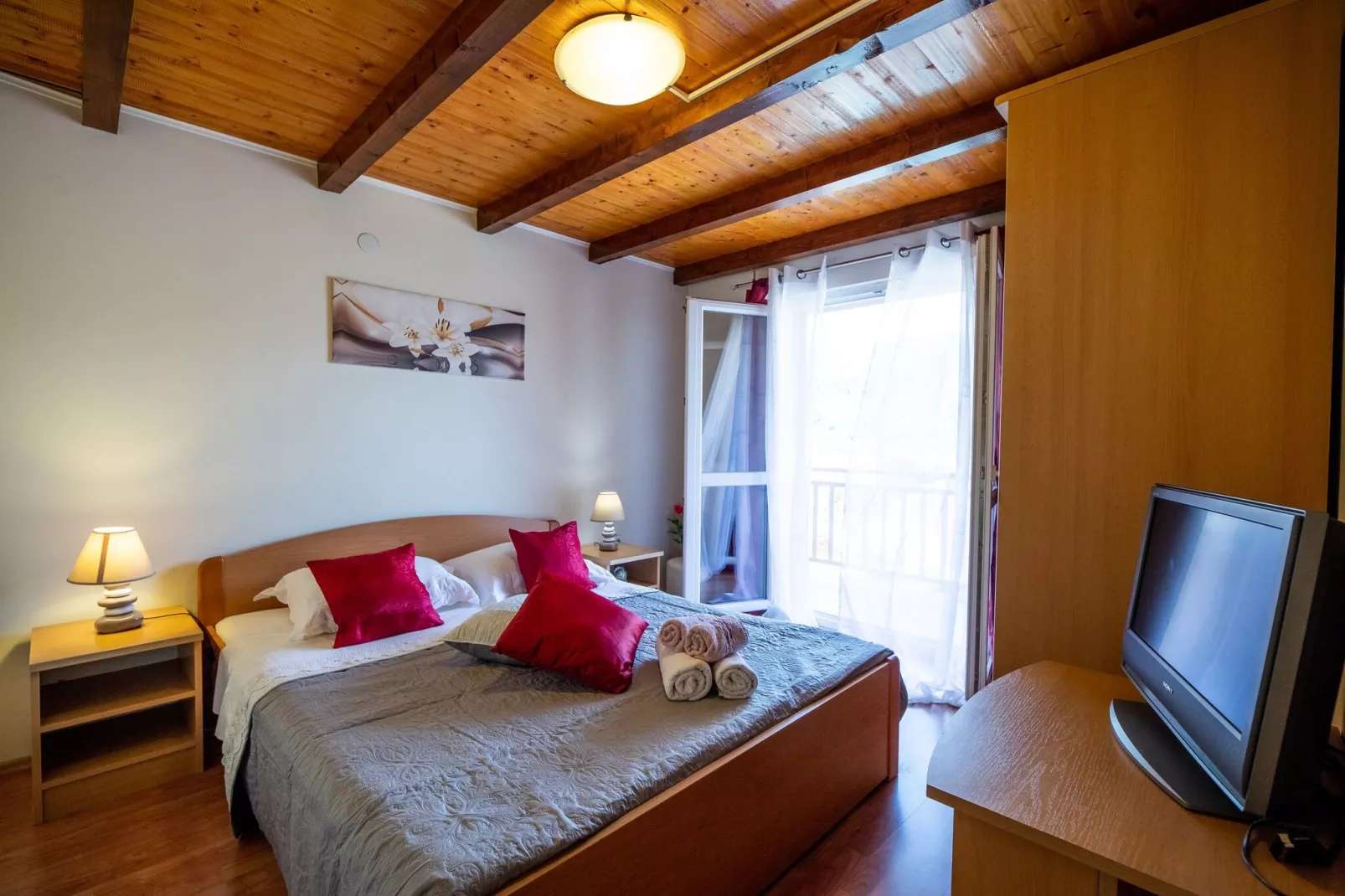 Apartment Maja's Style - Two Bedroom Apartment with Terrace and Garden View-Slaapkamer